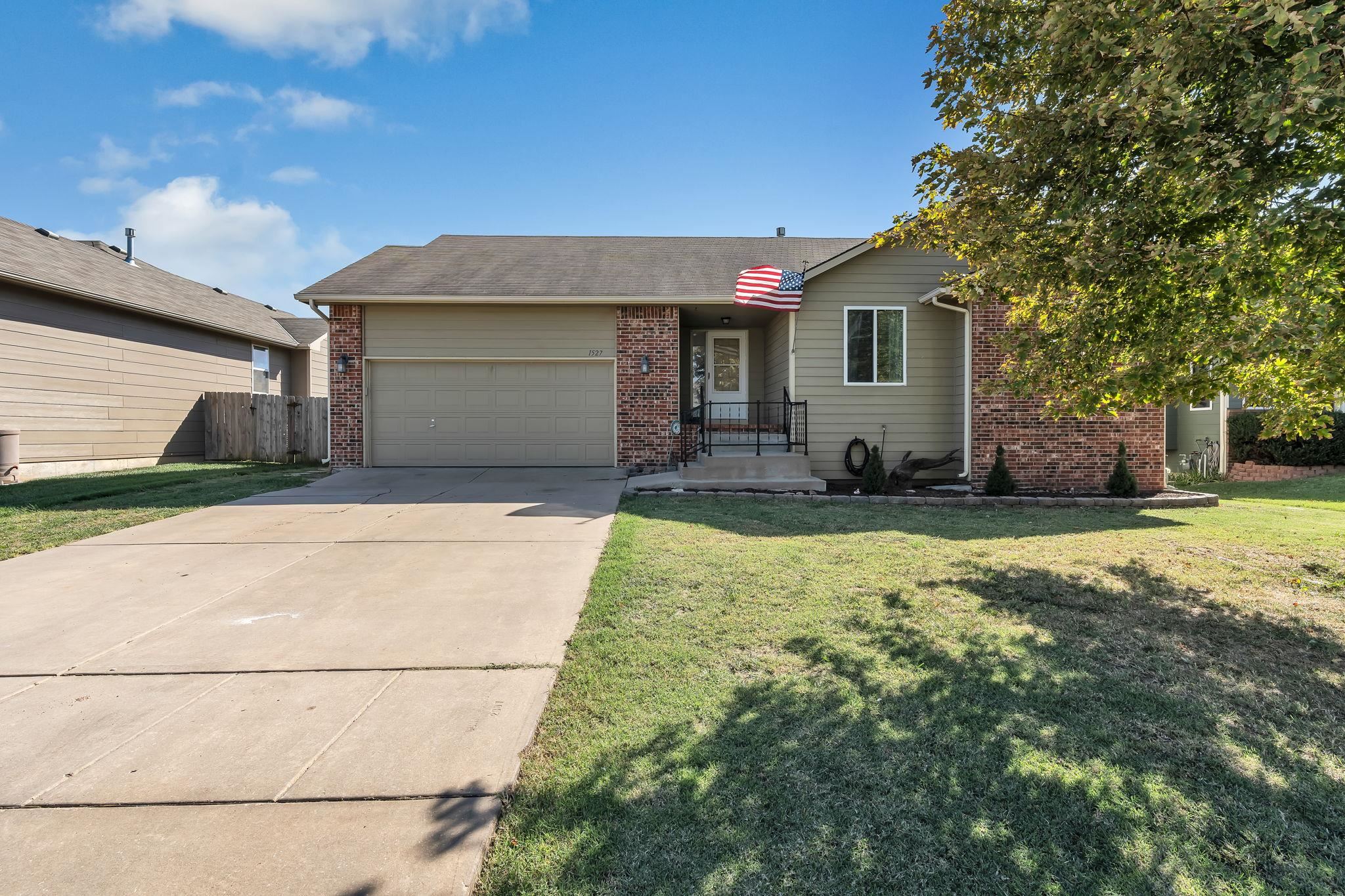 1527 E Cedar Tree St Property Photo