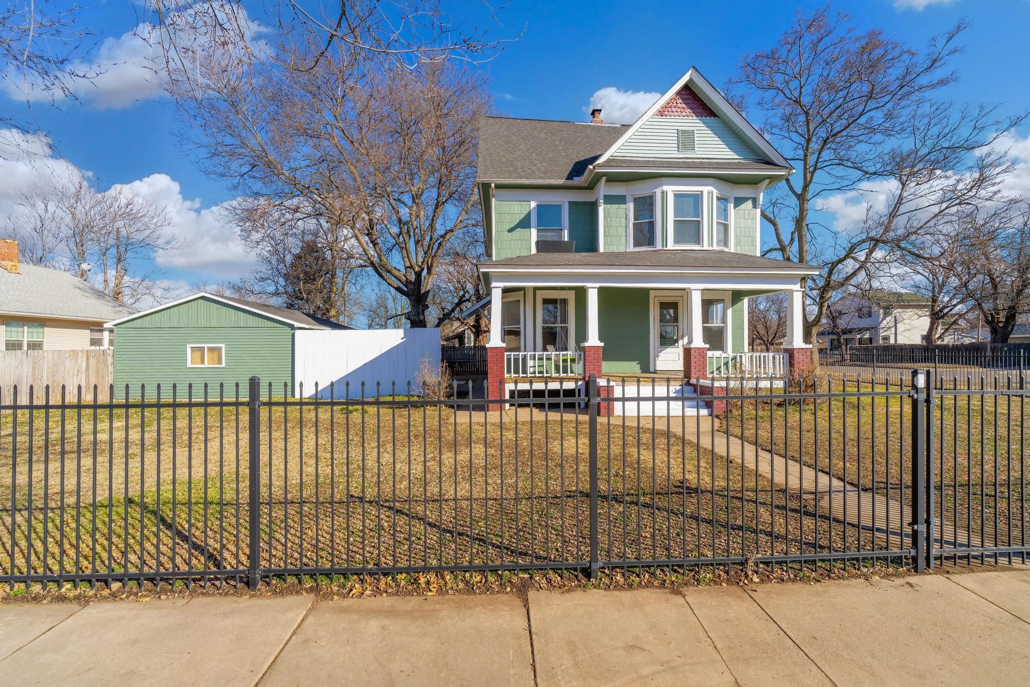 1002 W University Ave Property Photo
