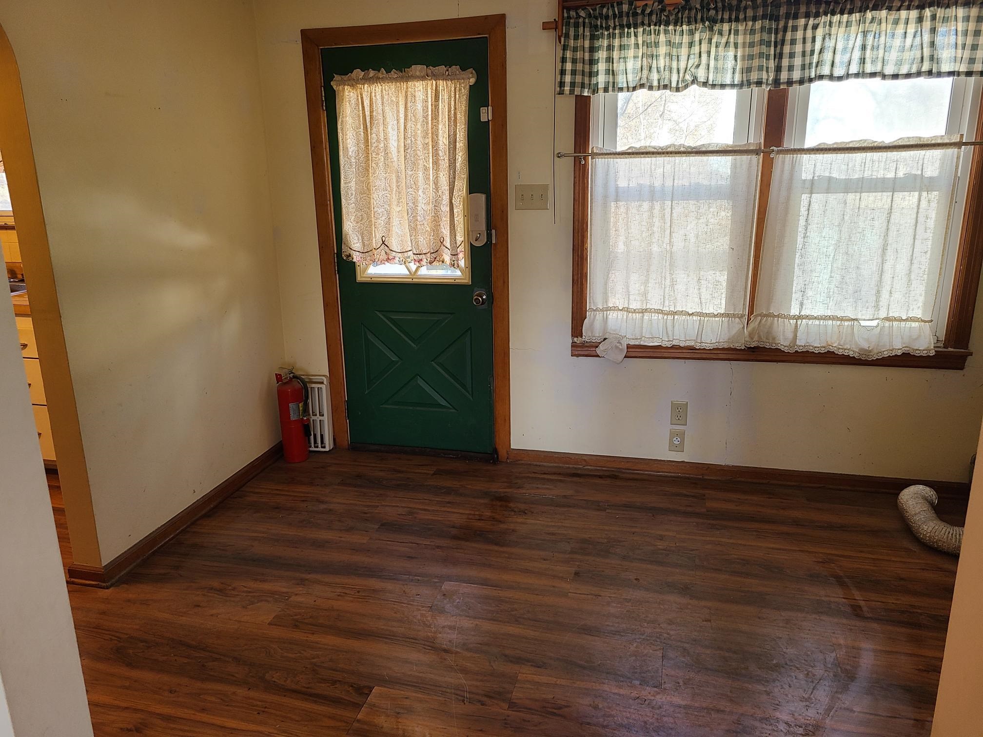 422 W Main St Property Photo 3
