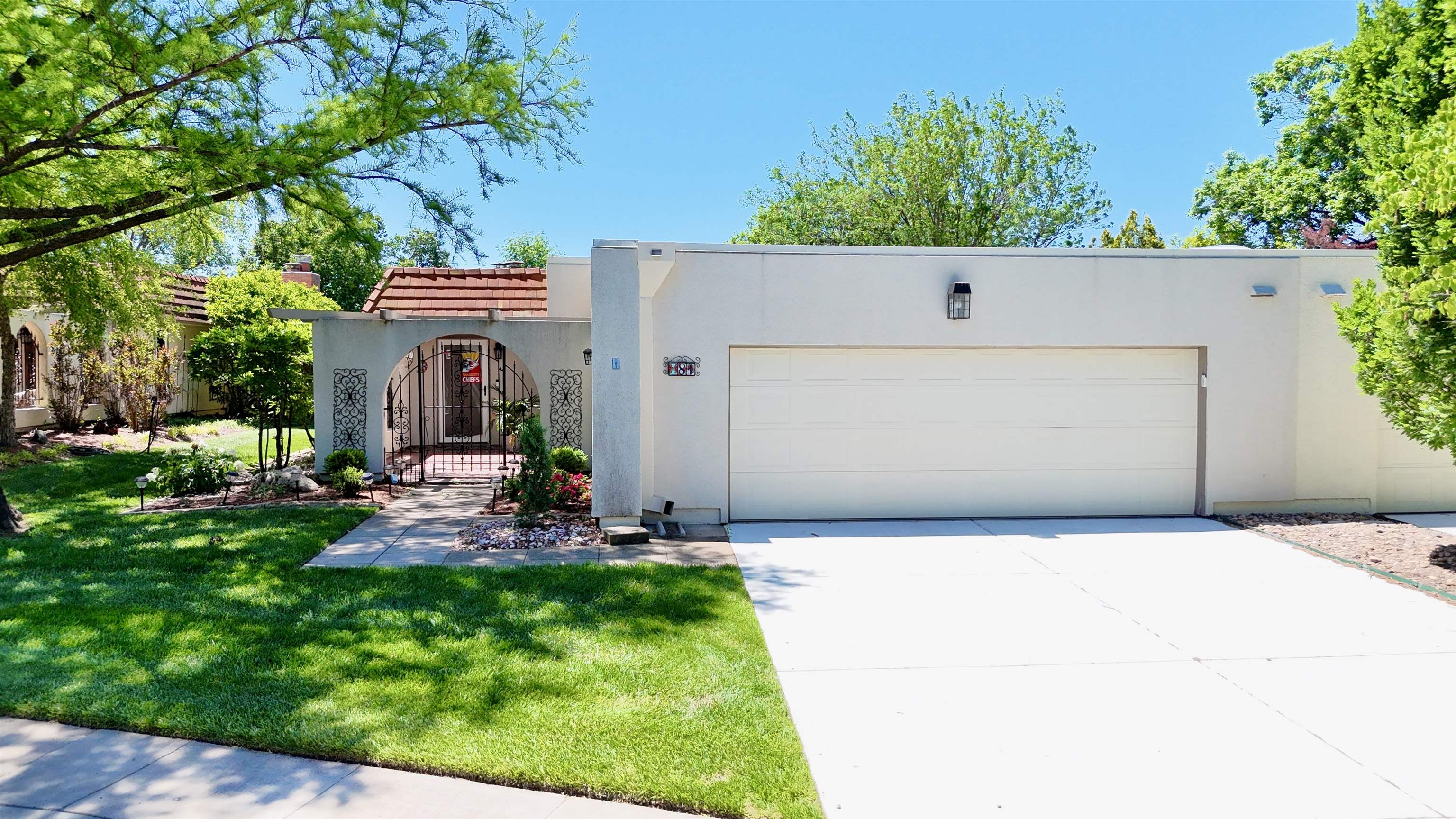 81 E Via Verde St Property Photo 1
