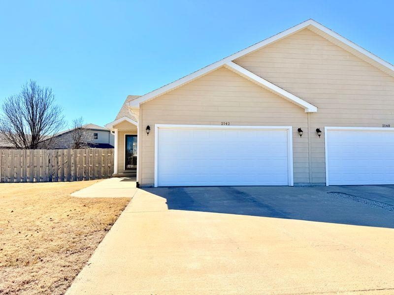 2142 Oxford Dr Property Photo