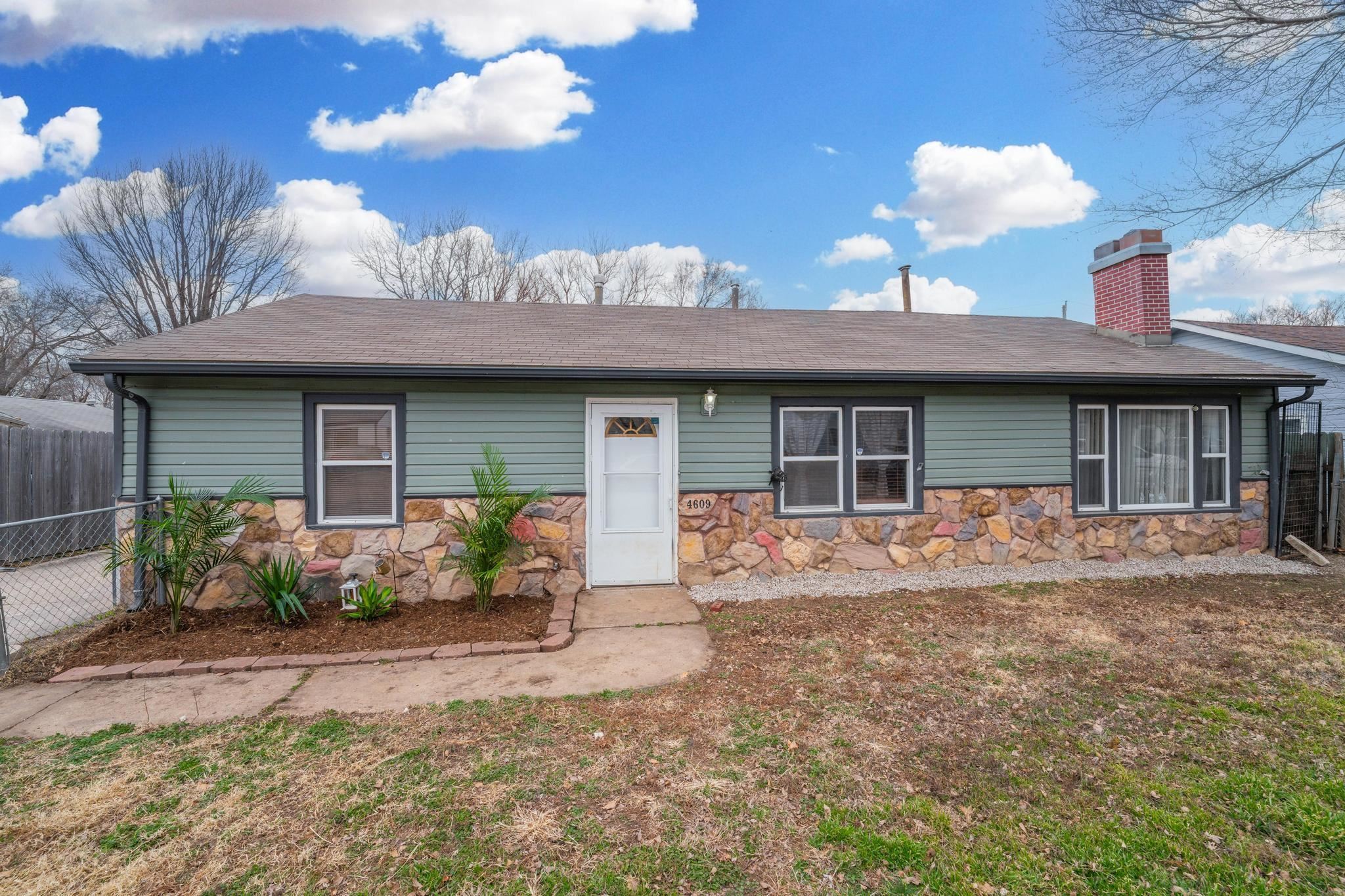 4609 S Elmhurst St Property Photo