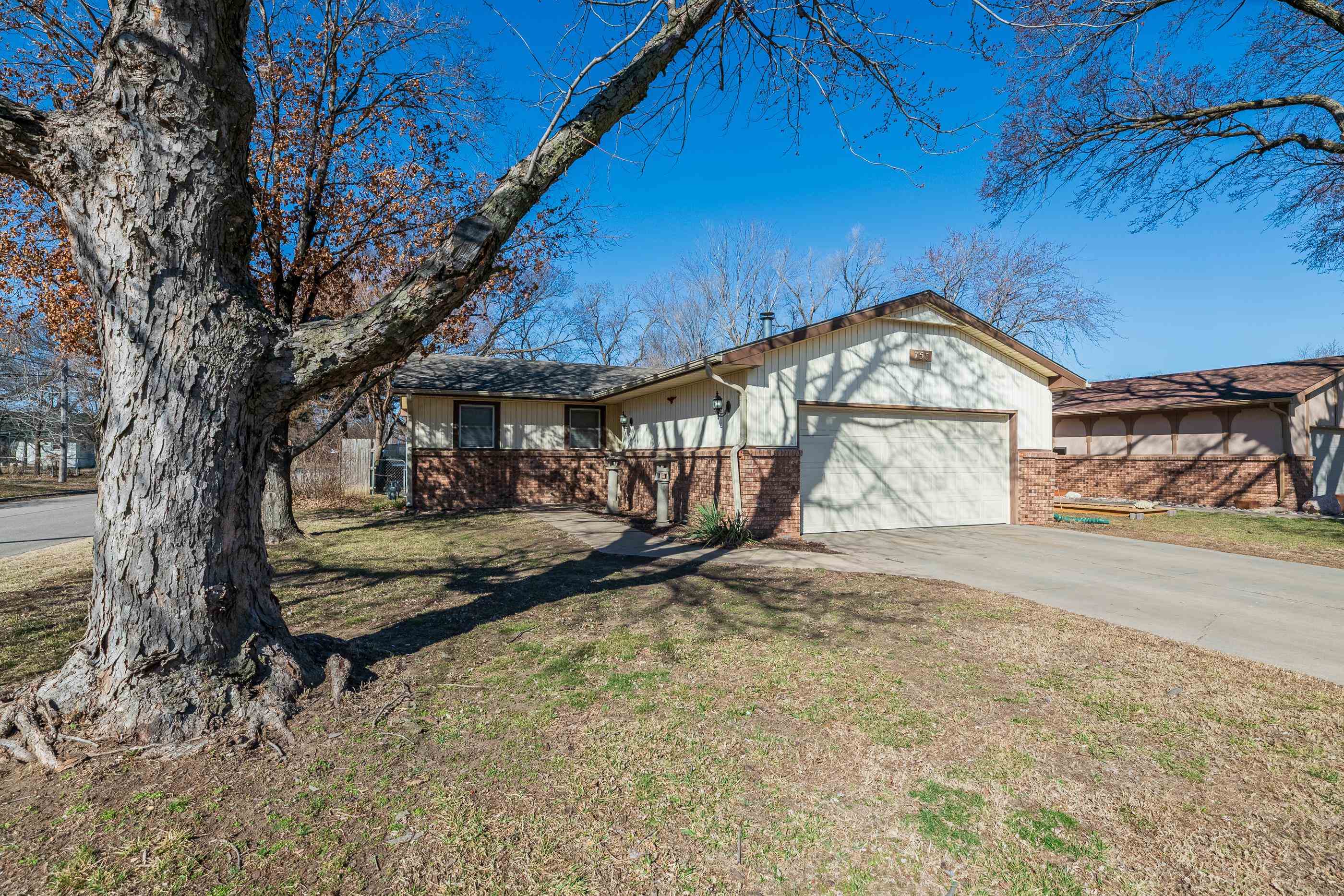 755 N Mount Carmel Ave Property Photo