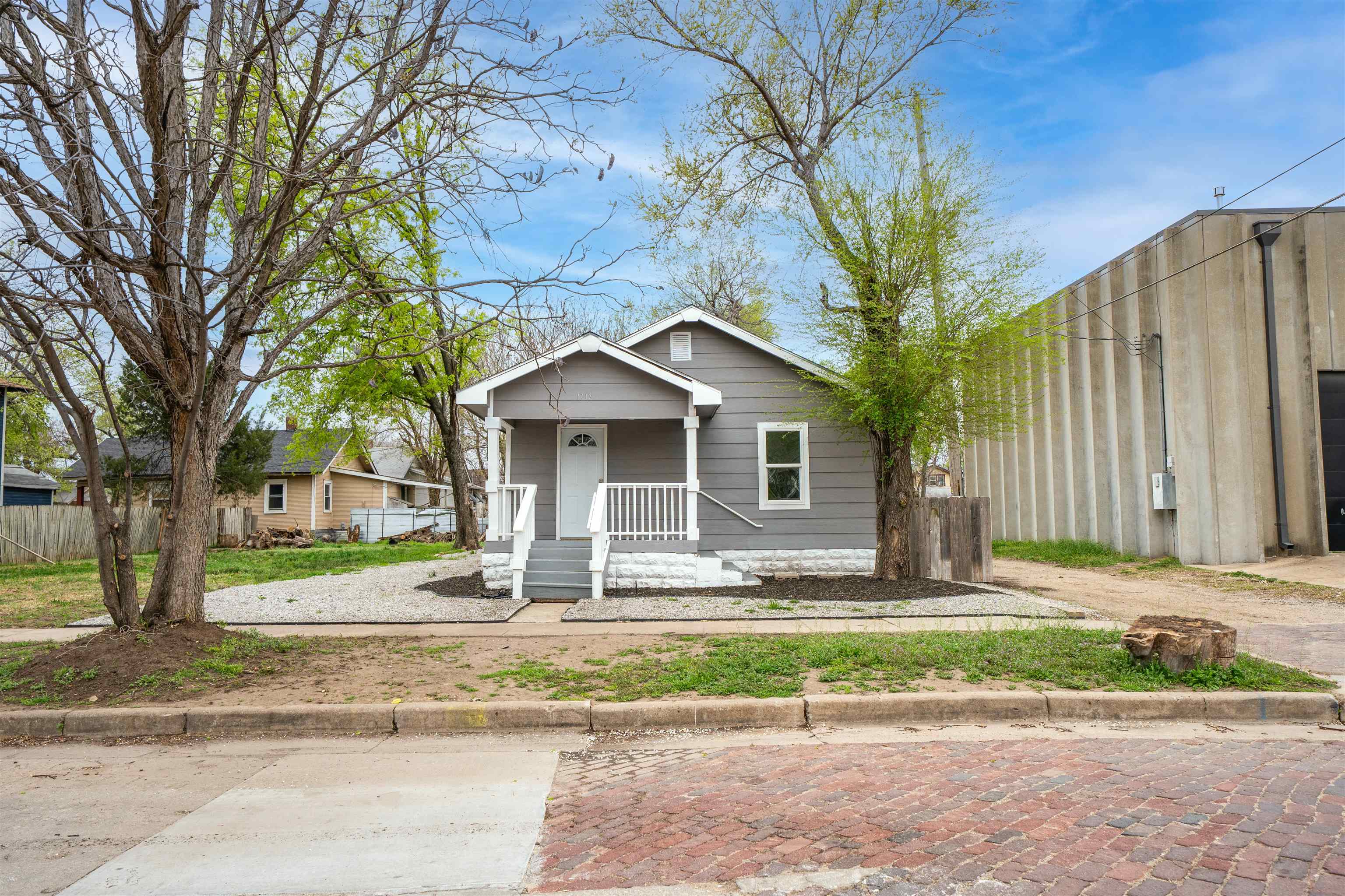 1717 E 3rd St N Property Photo