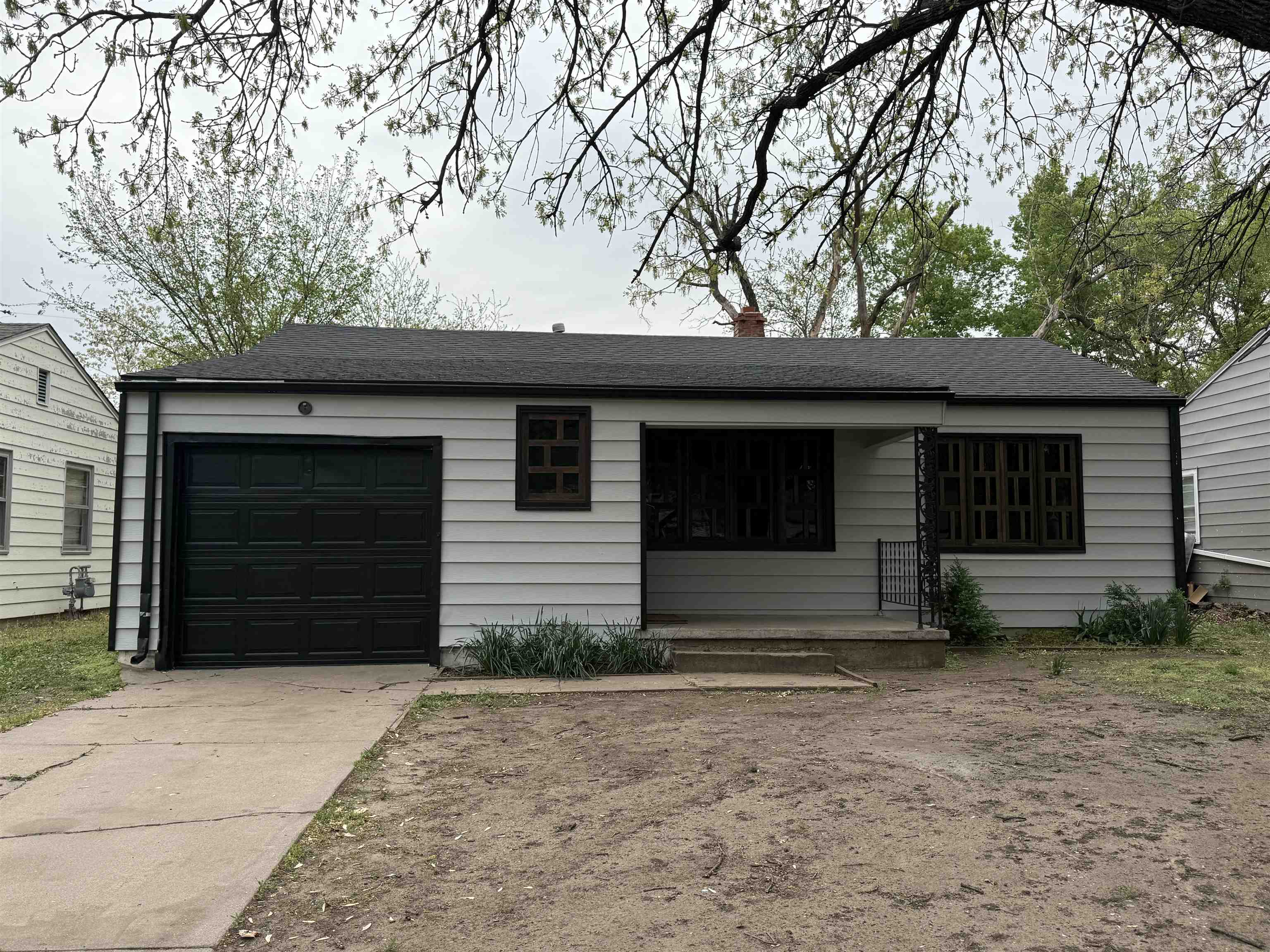 2528 S Greenwood Ave Property Photo