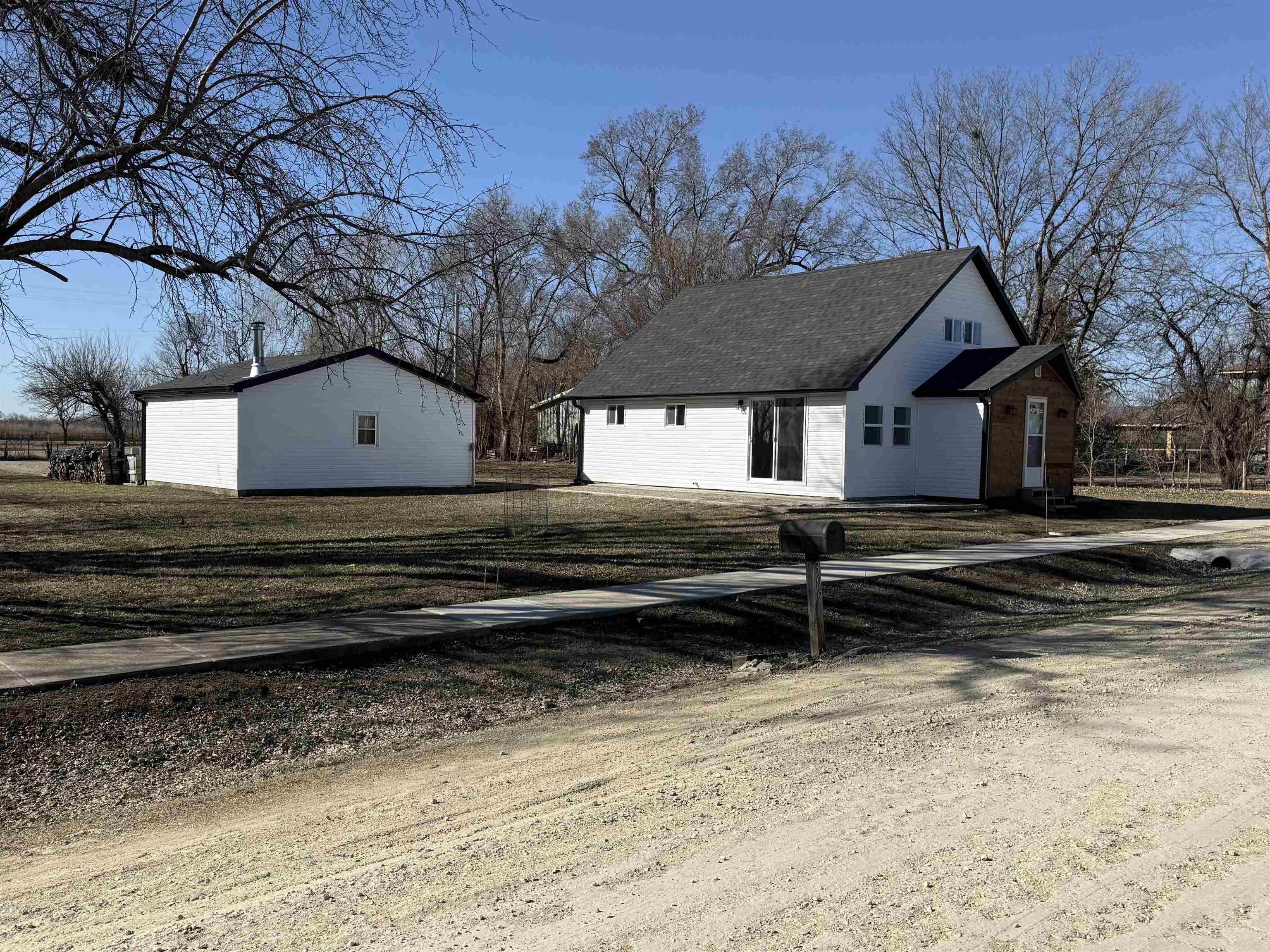 306 E 1st St Property Photo