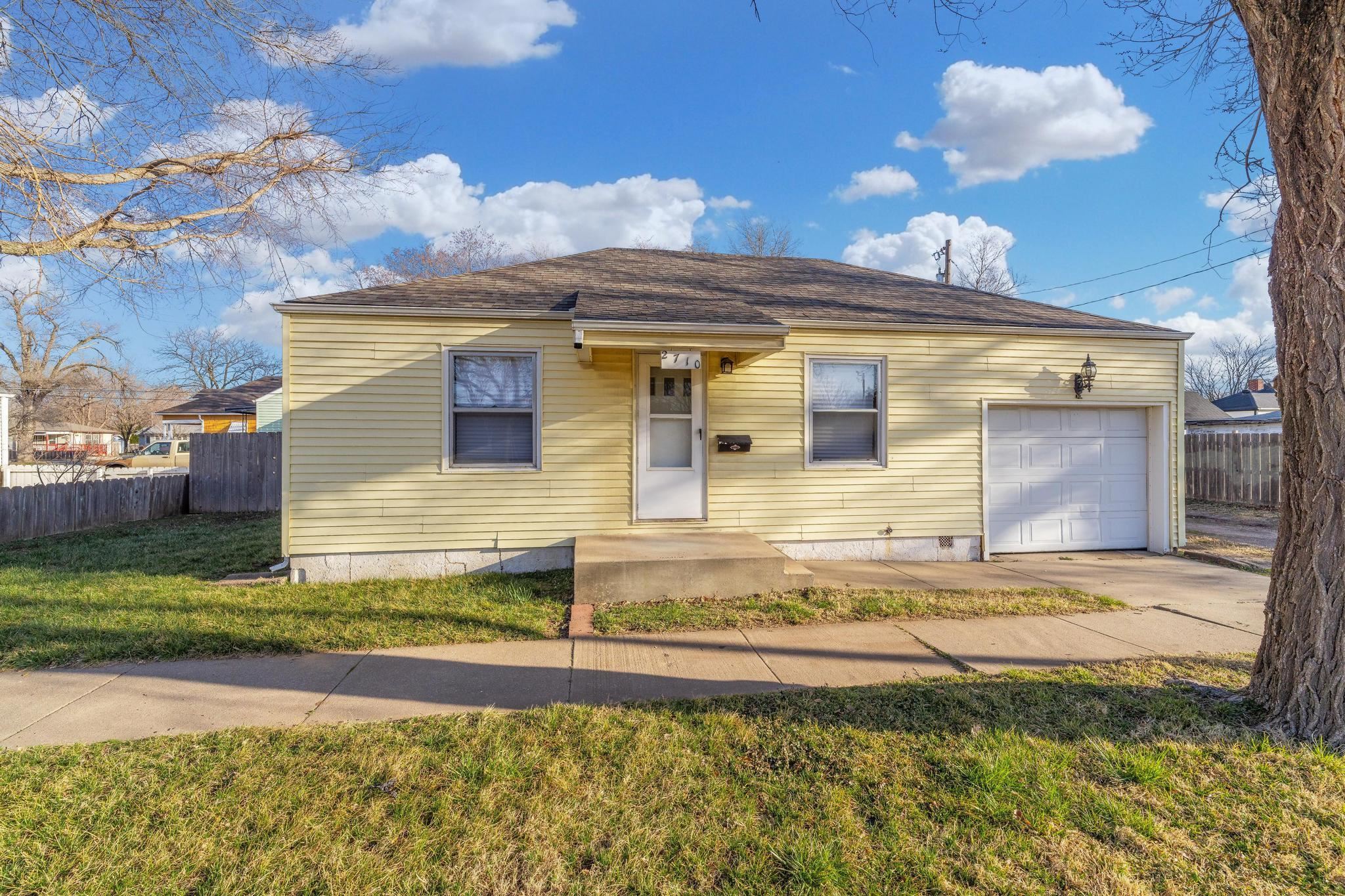 2710 E Lincoln St Property Photo