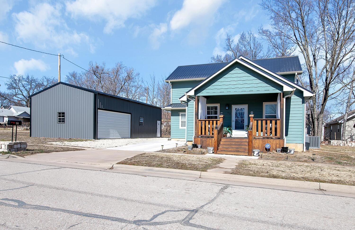 212 W Locust Ave Property Photo