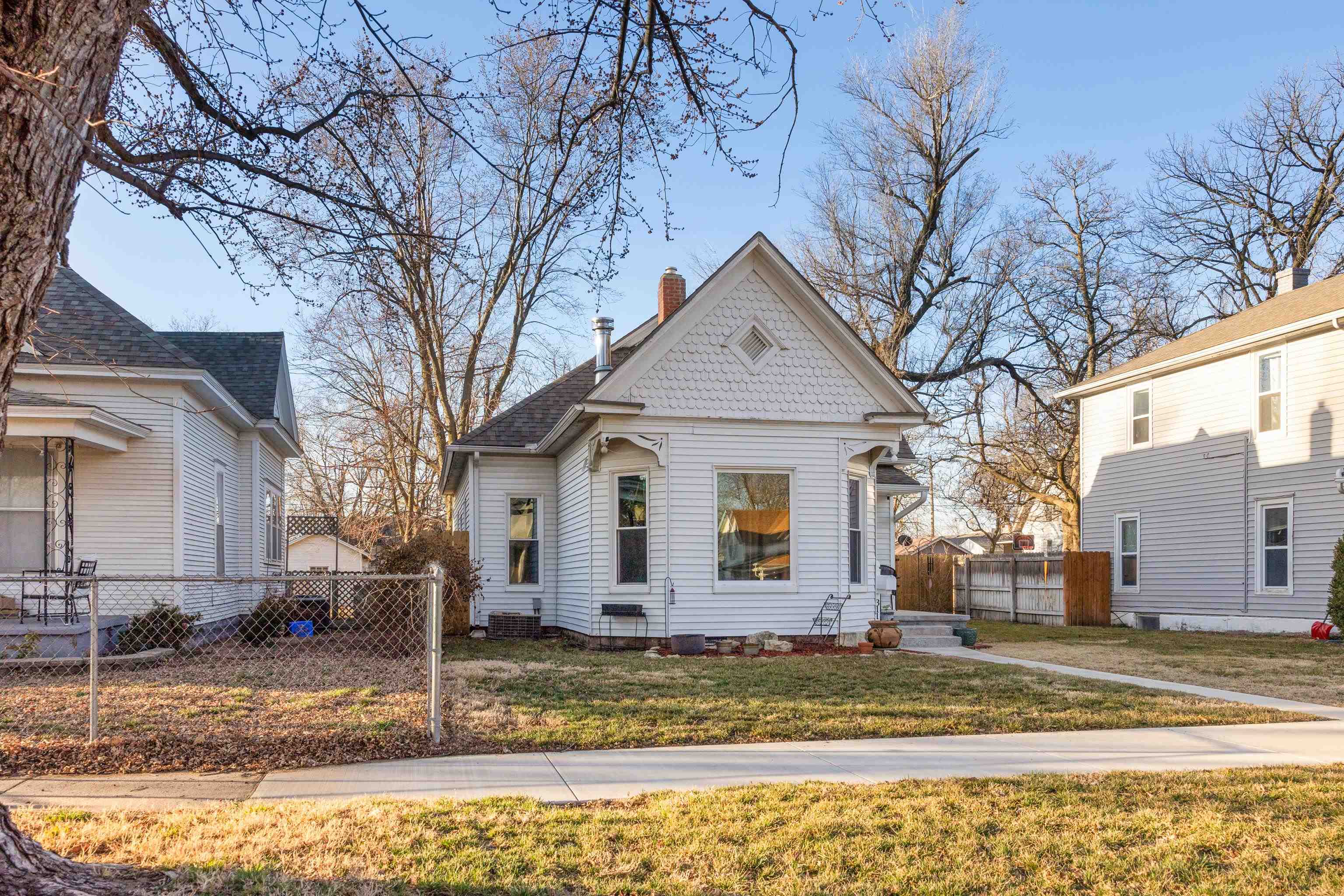 311 E 6th Property Photo