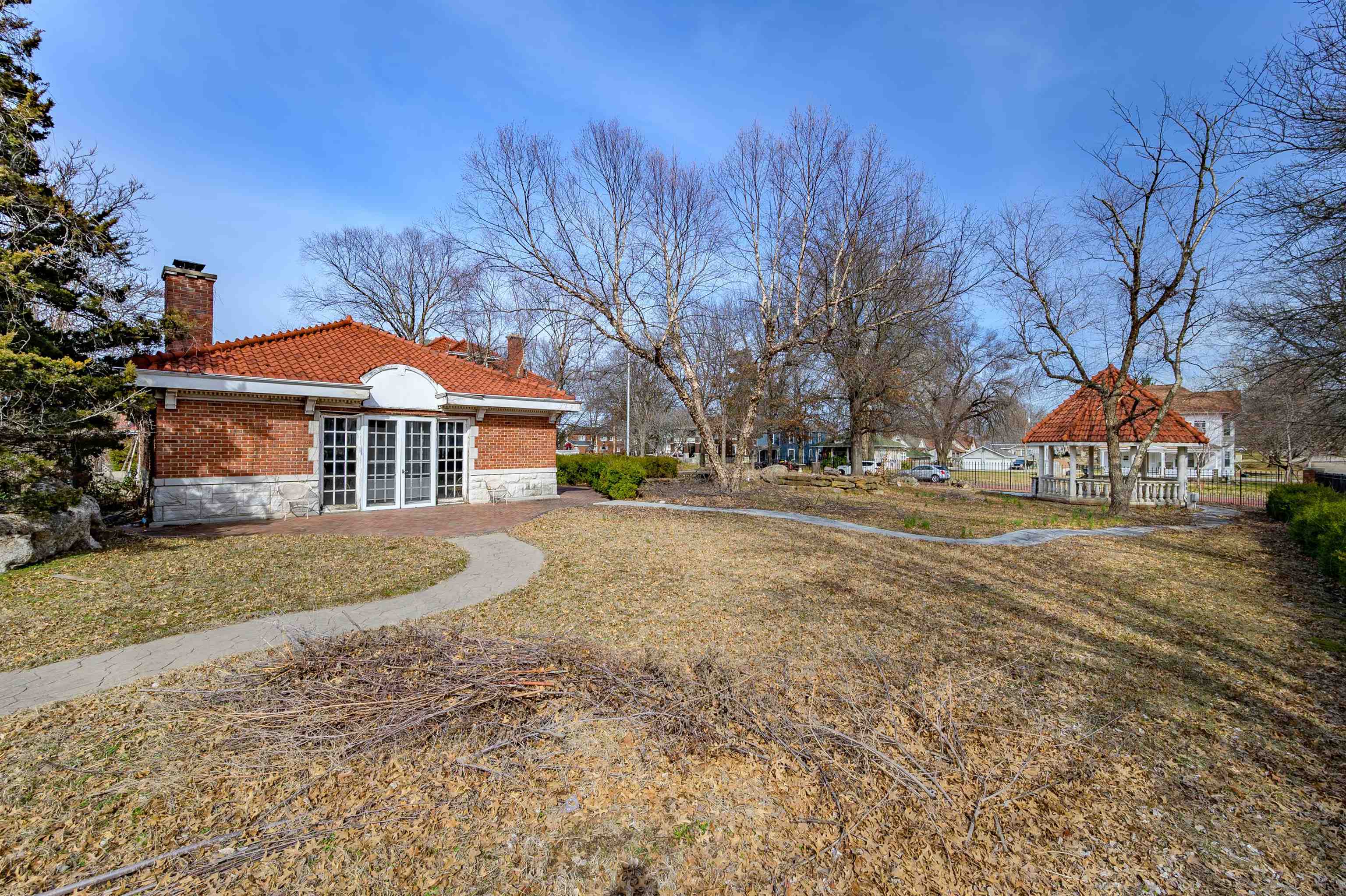 209 S Highland Ave Property Photo 4