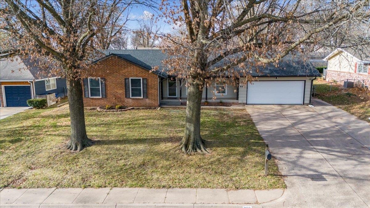 925 E Wedgewood Dr Property Photo