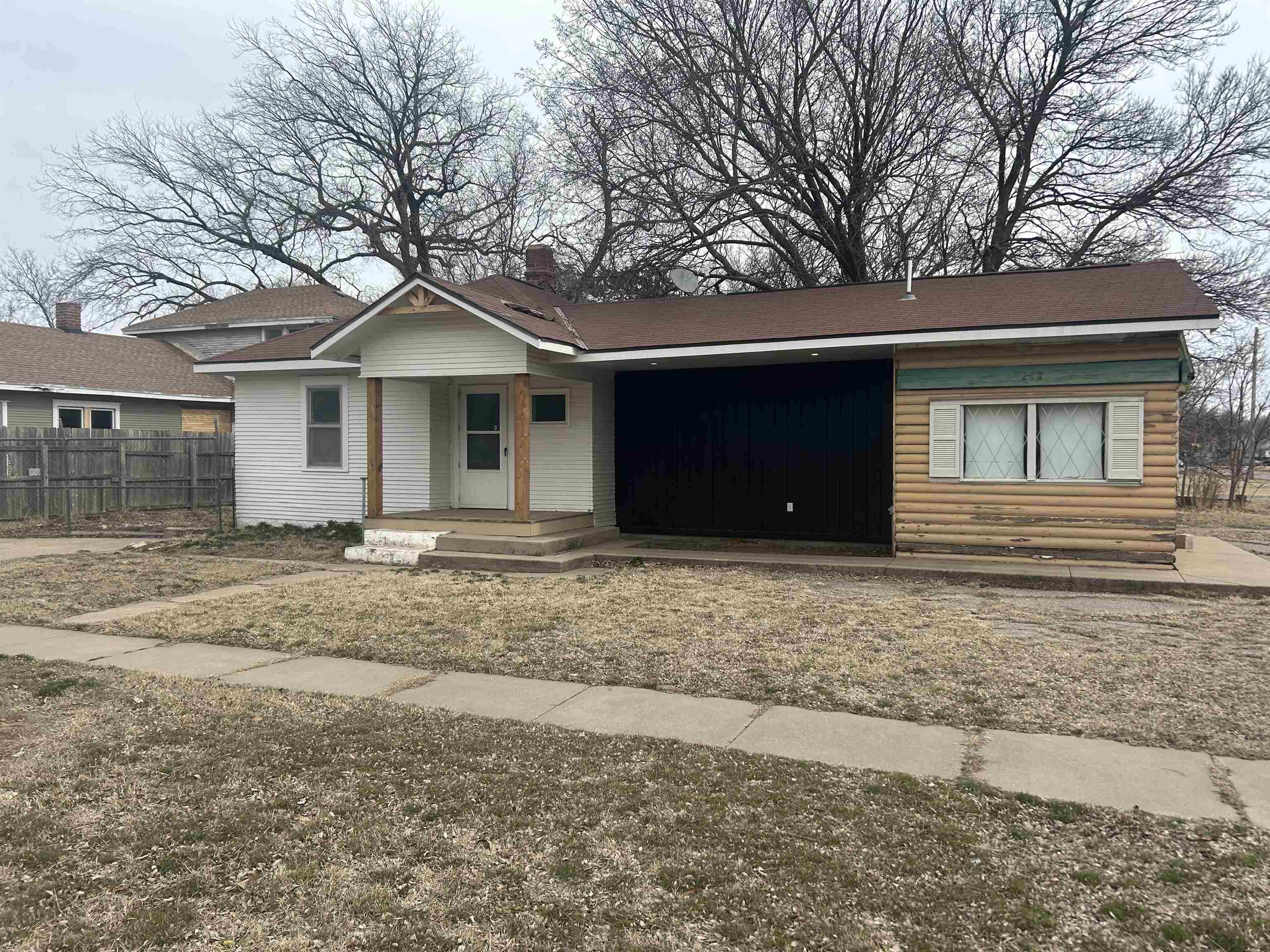 2142 W Maple St Property Photo