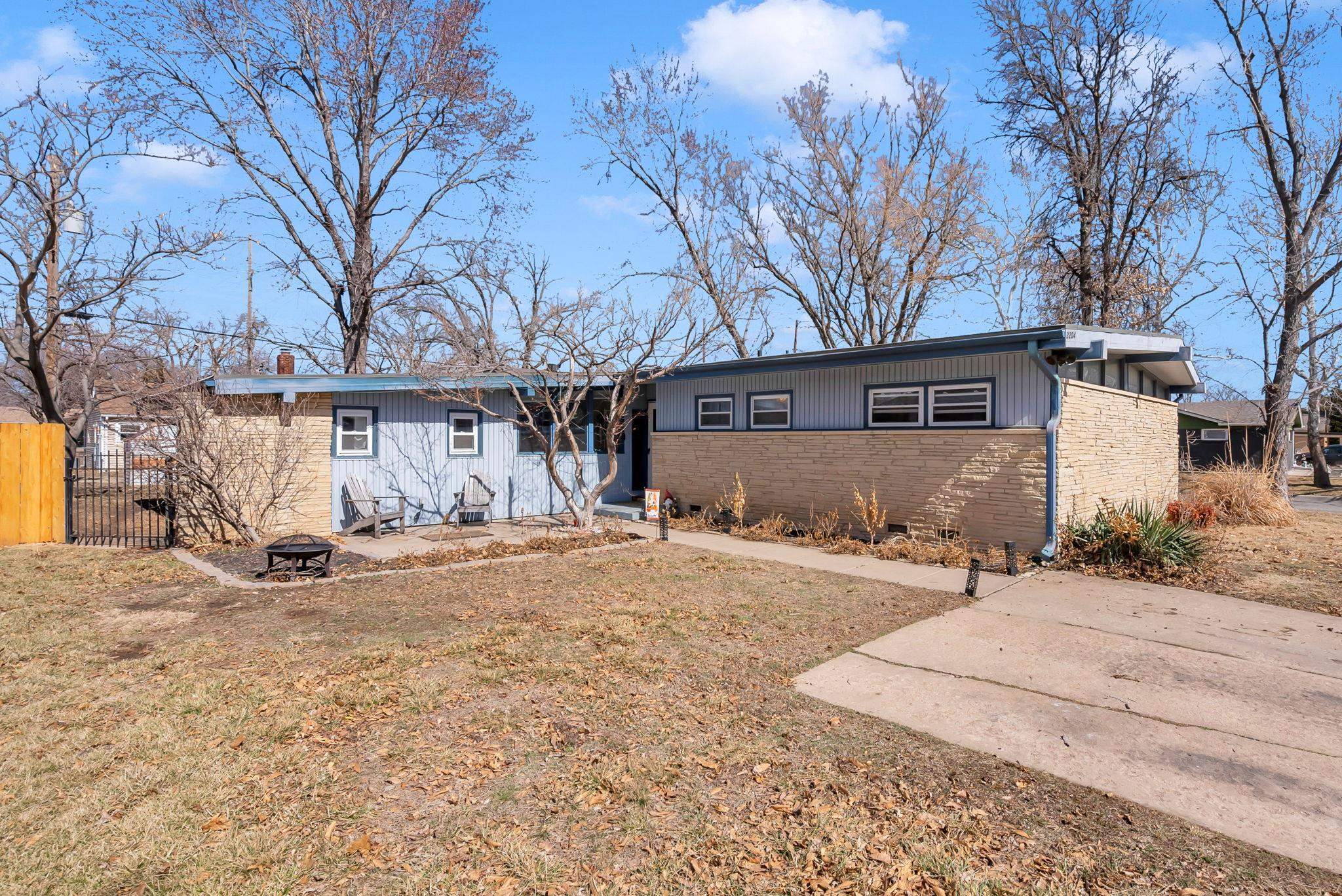 2204 W Manhattan Dr Property Photo 1