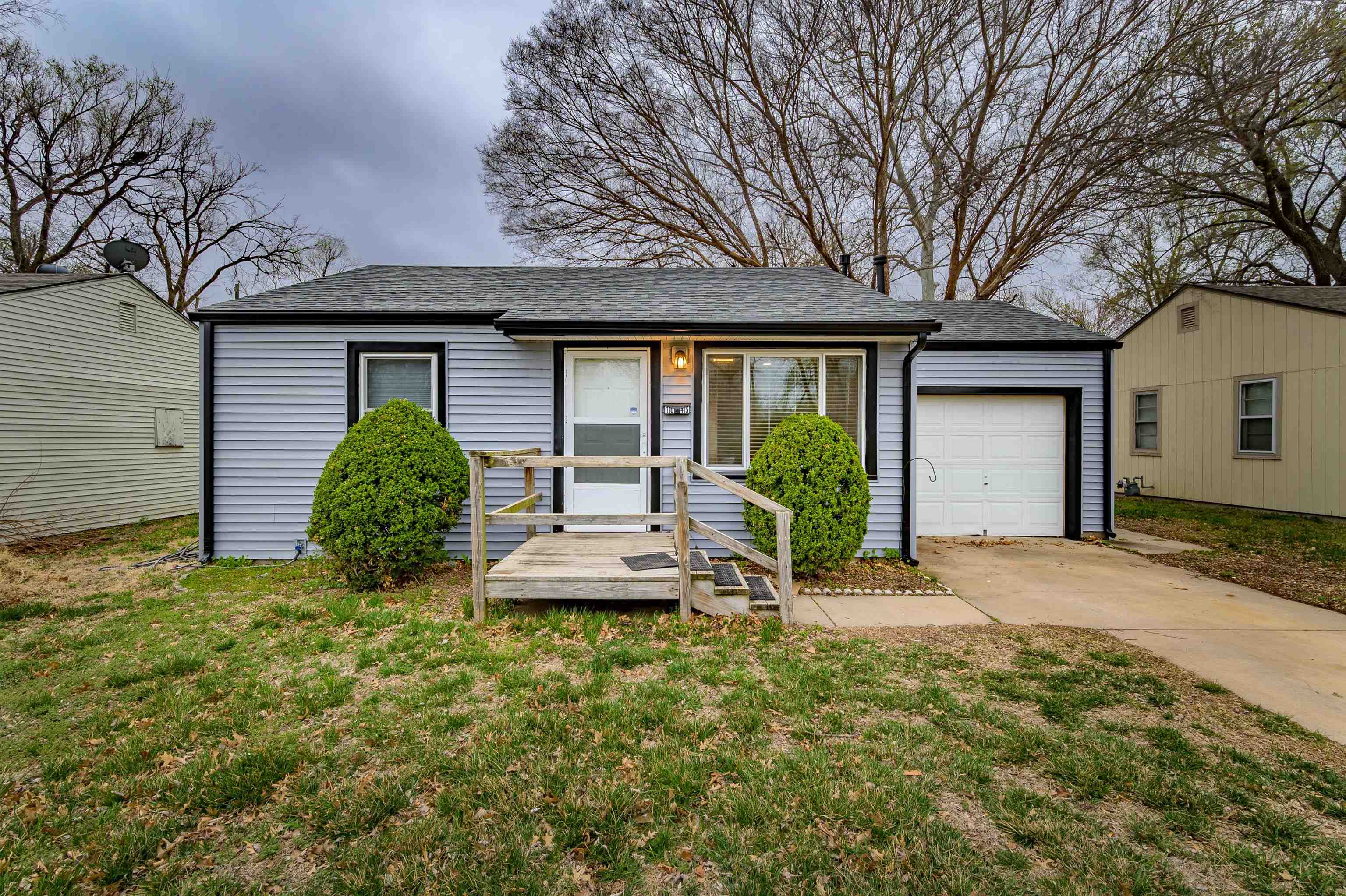 1045 S Waverly St Property Photo