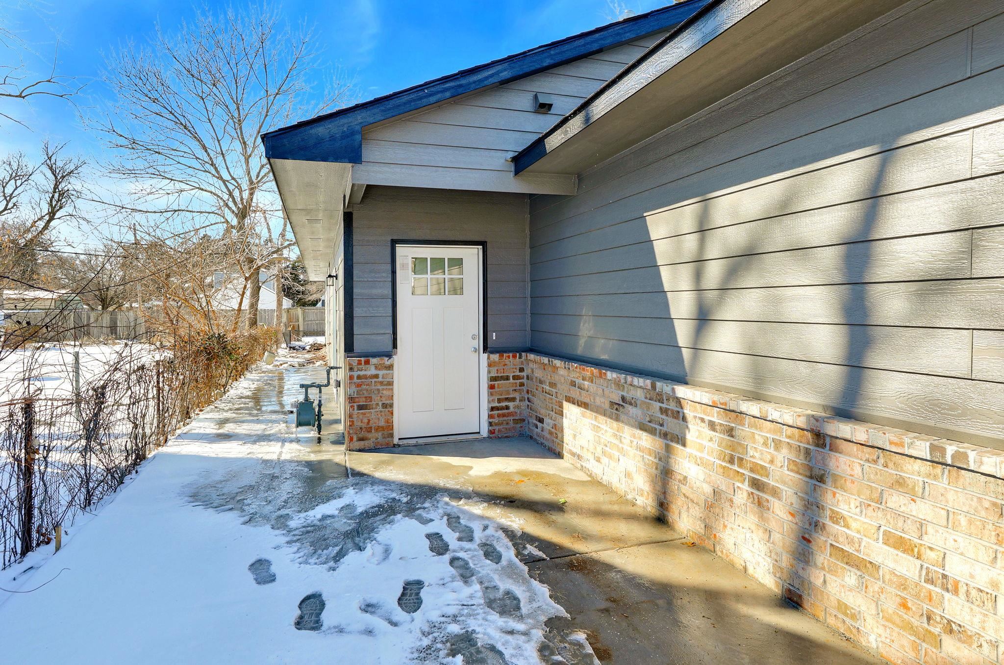 121 N Gordon St Property Photo