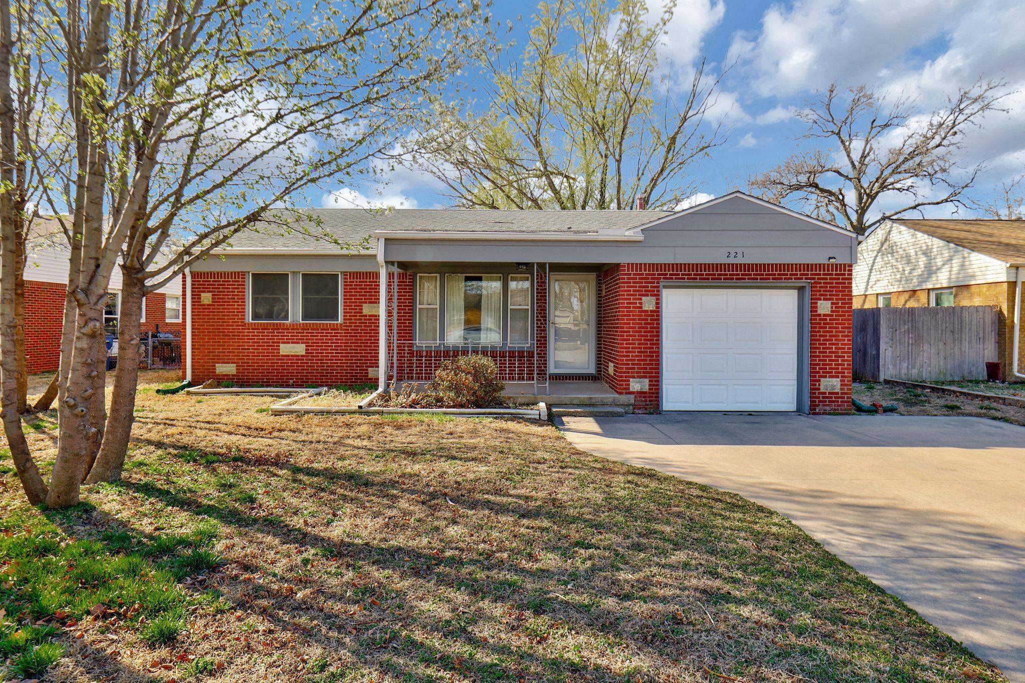 221 W Hunter Property Photo