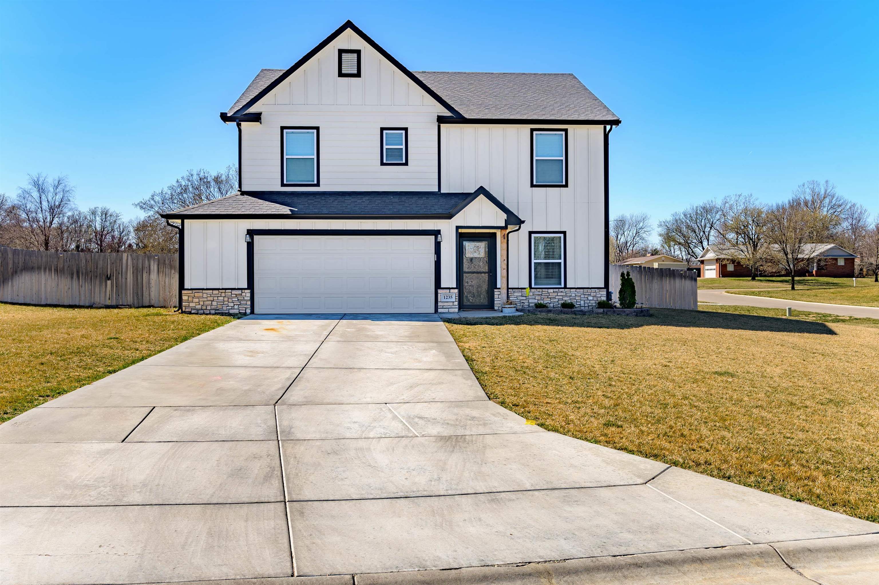 1235 Skyview Dr Property Photo