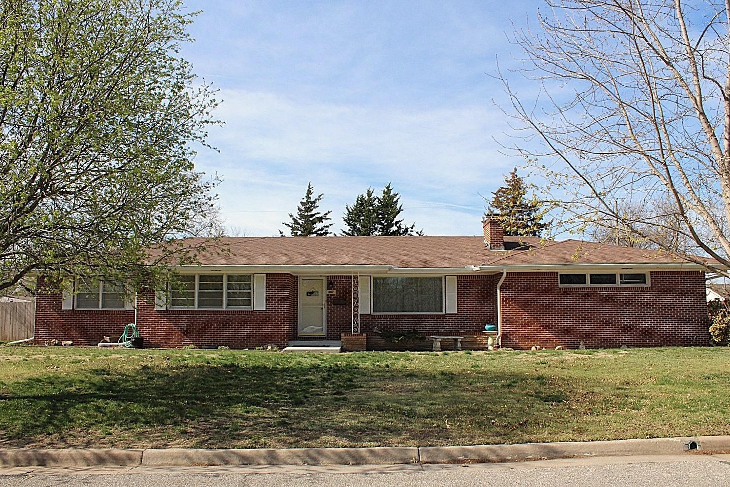 887 N Denmark Ave Property Photo 1
