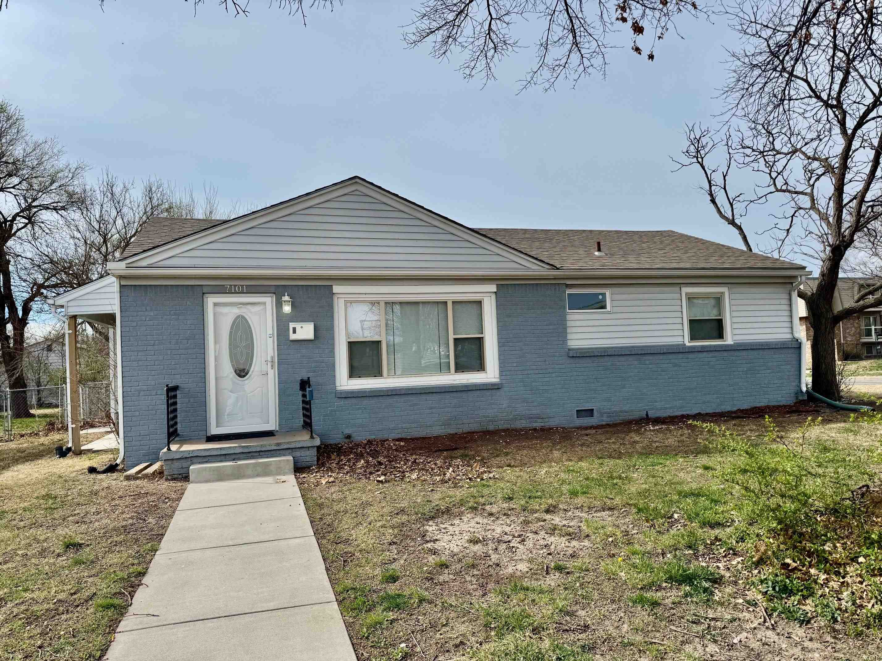 7101 E Castle Dr Property Photo