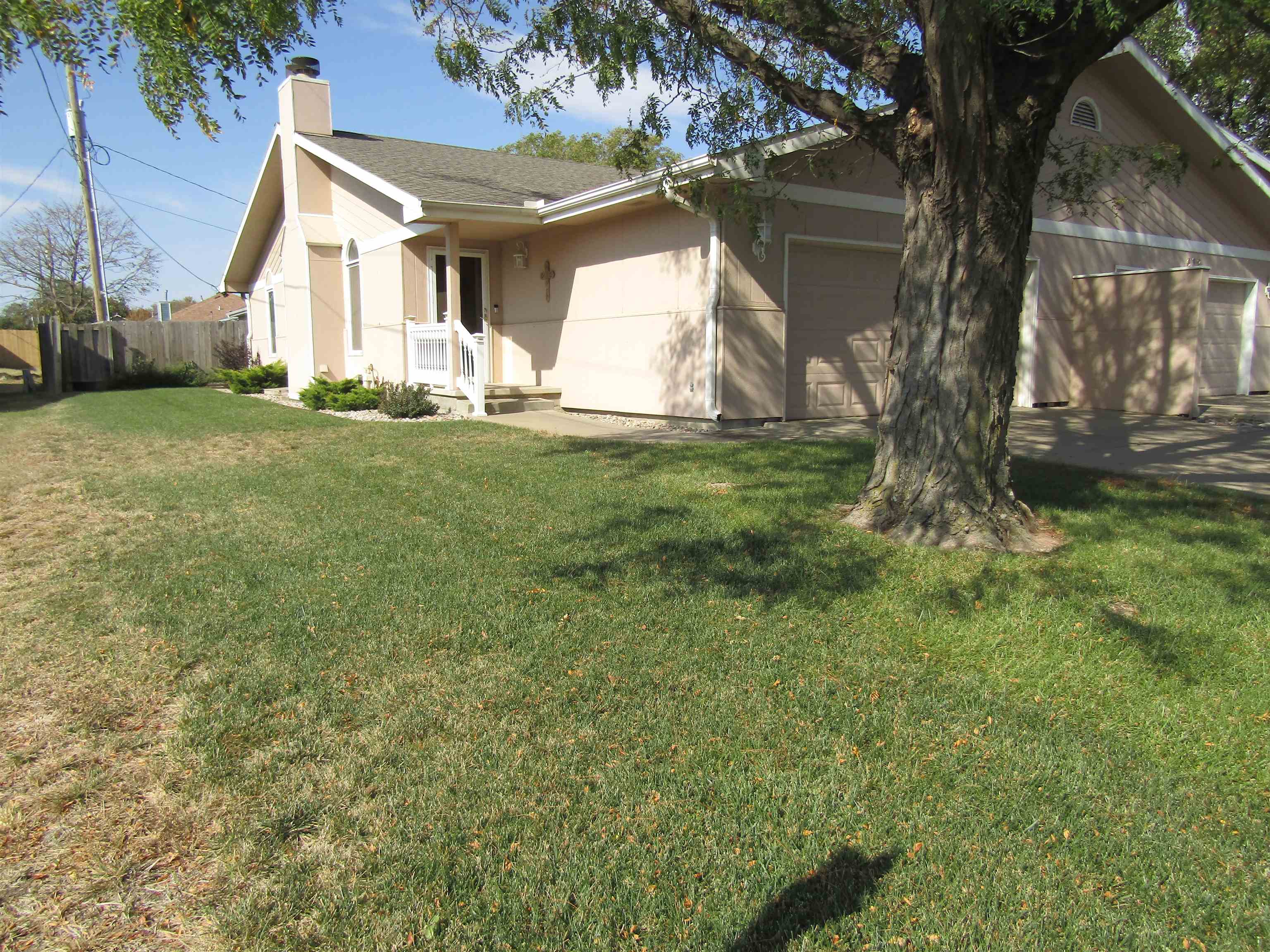 634 Fairdale Rd Property Photo 3