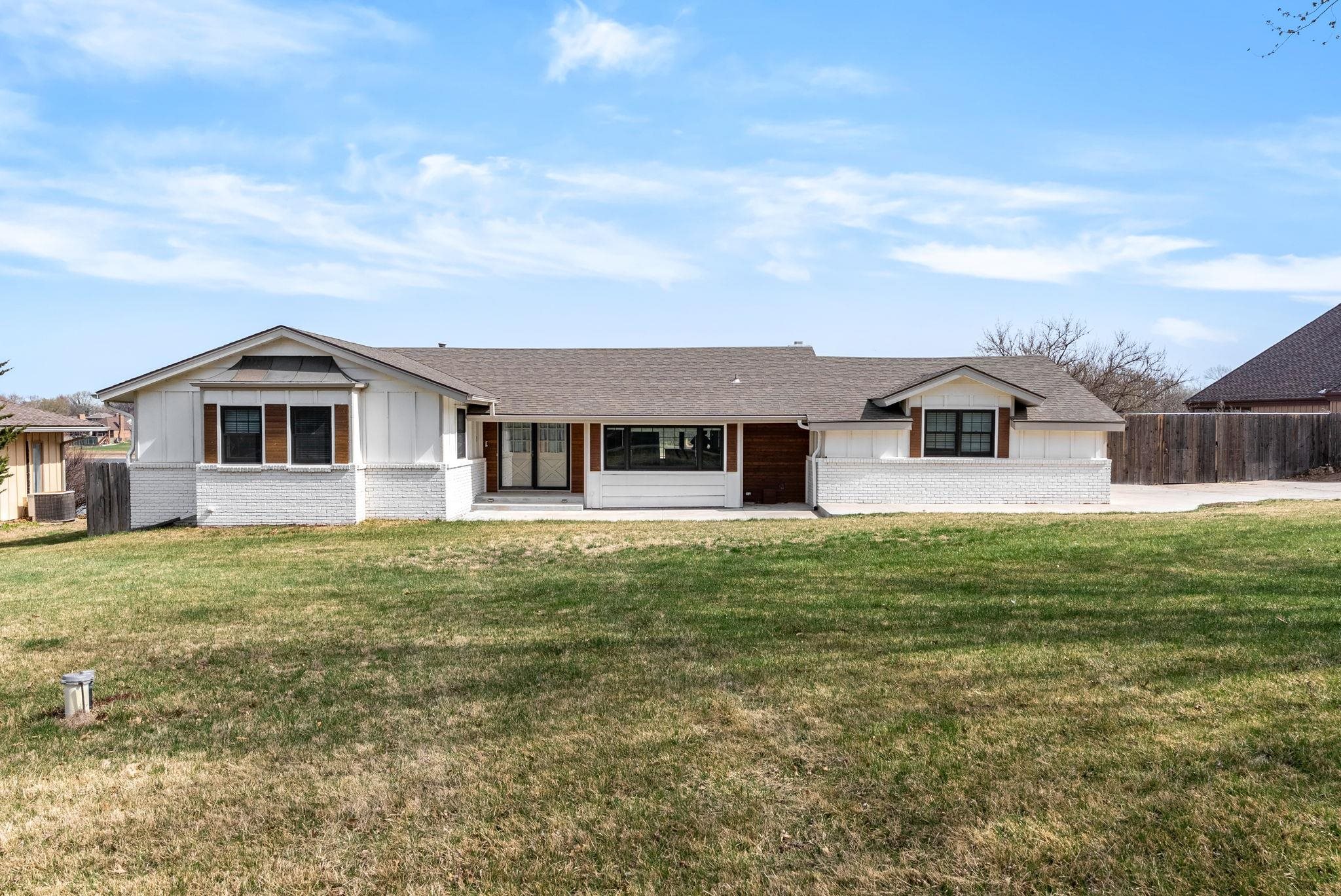 16 S Lakeview Dr Property Photo 1