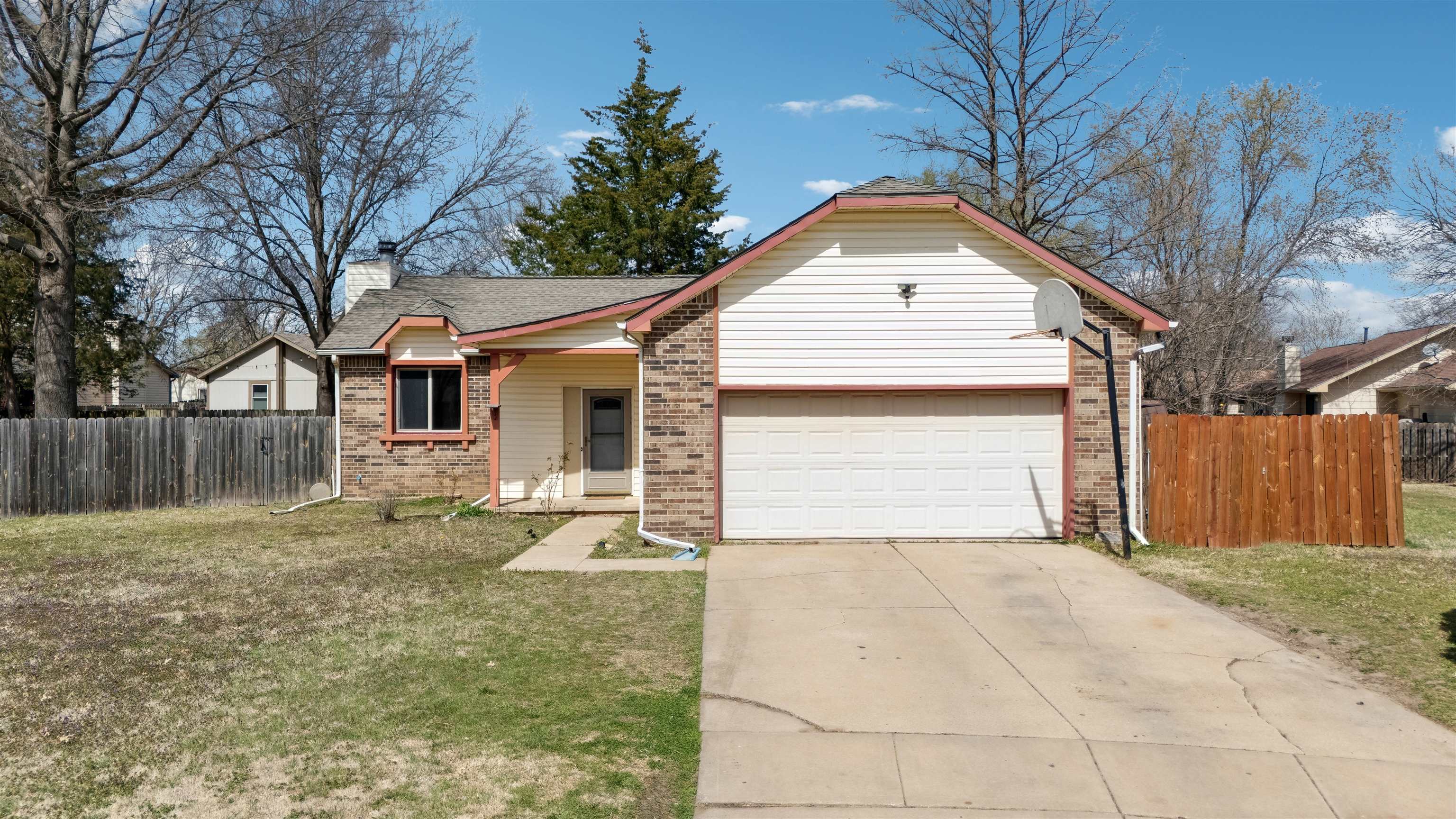 627 N Covington Ct Property Photo