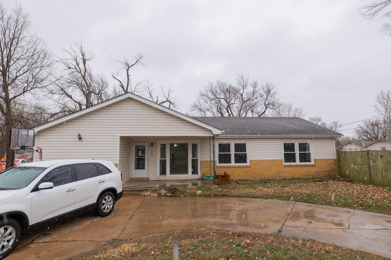 5300 S Seneca Property Photo 1