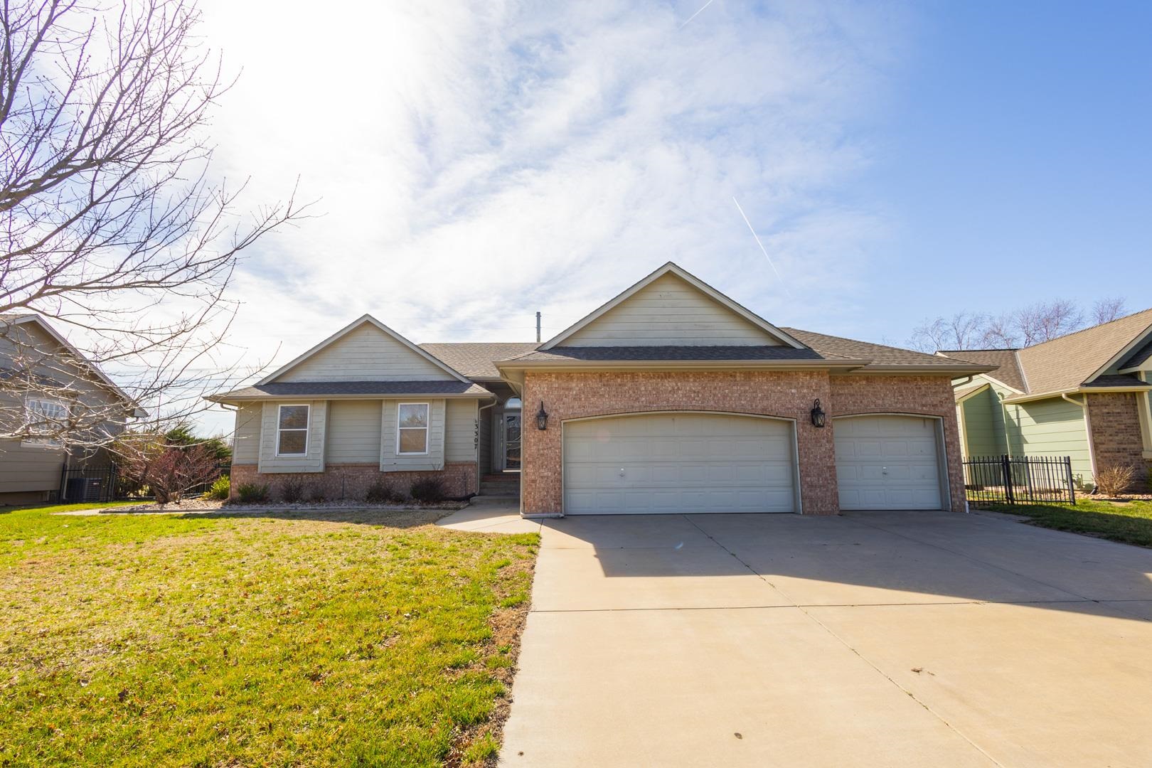 3307 N Forest Ridge Property Photo 1
