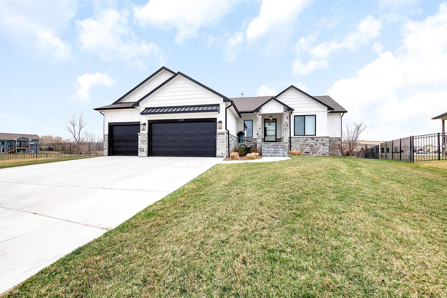 1107 W Lakeway Ct Property Photo