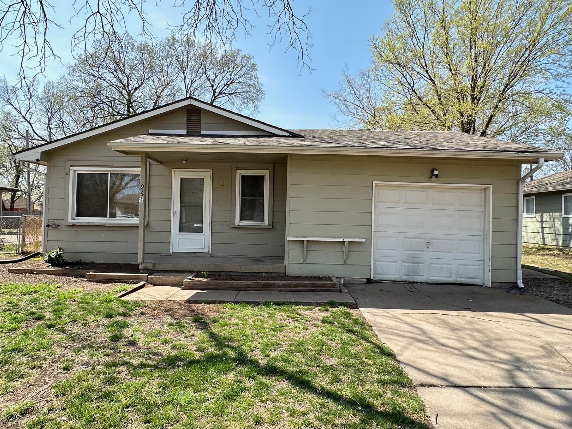 927 N Money Ave Property Photo