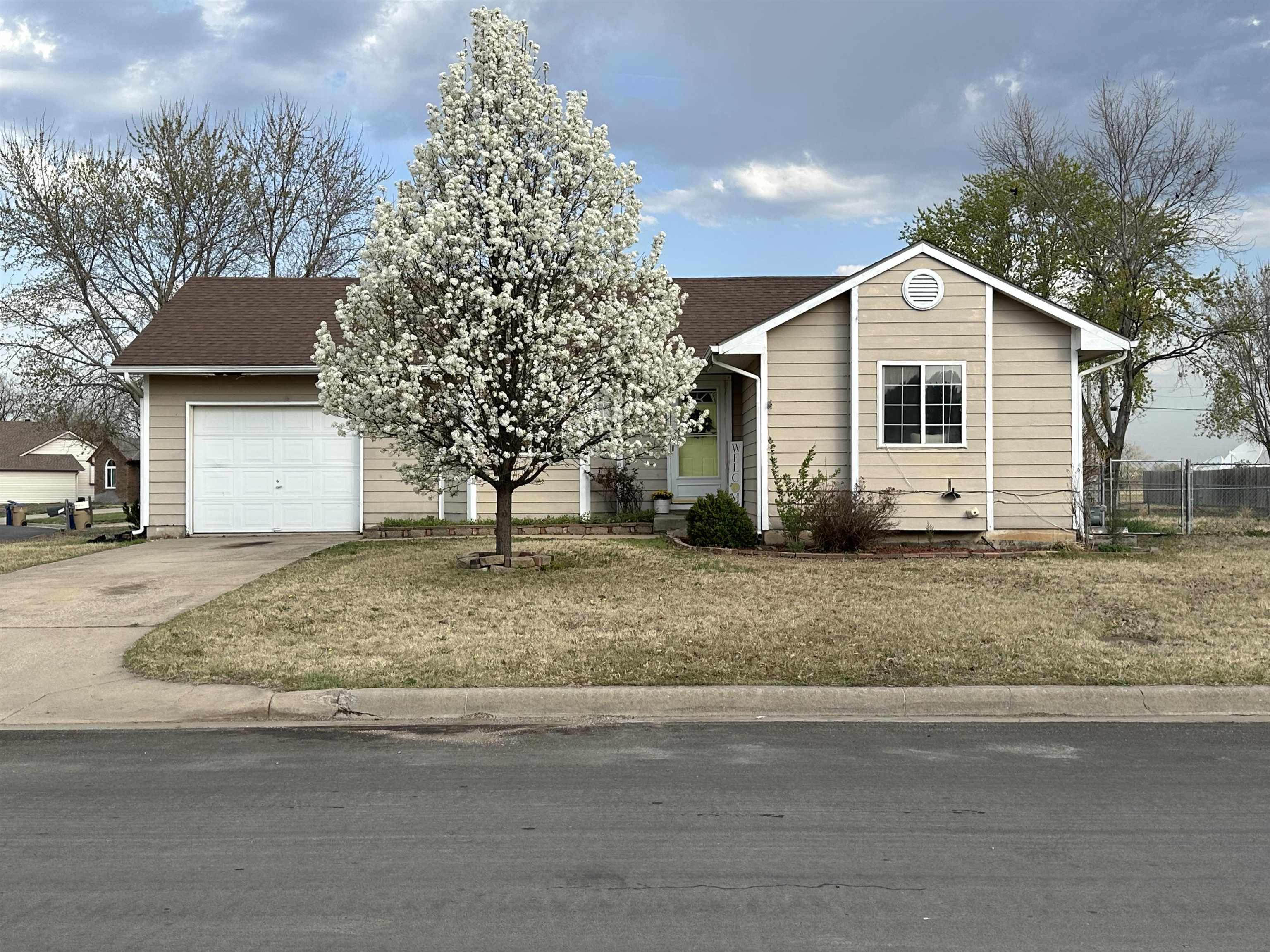 700 N Rolling Hills Dr Property Photo