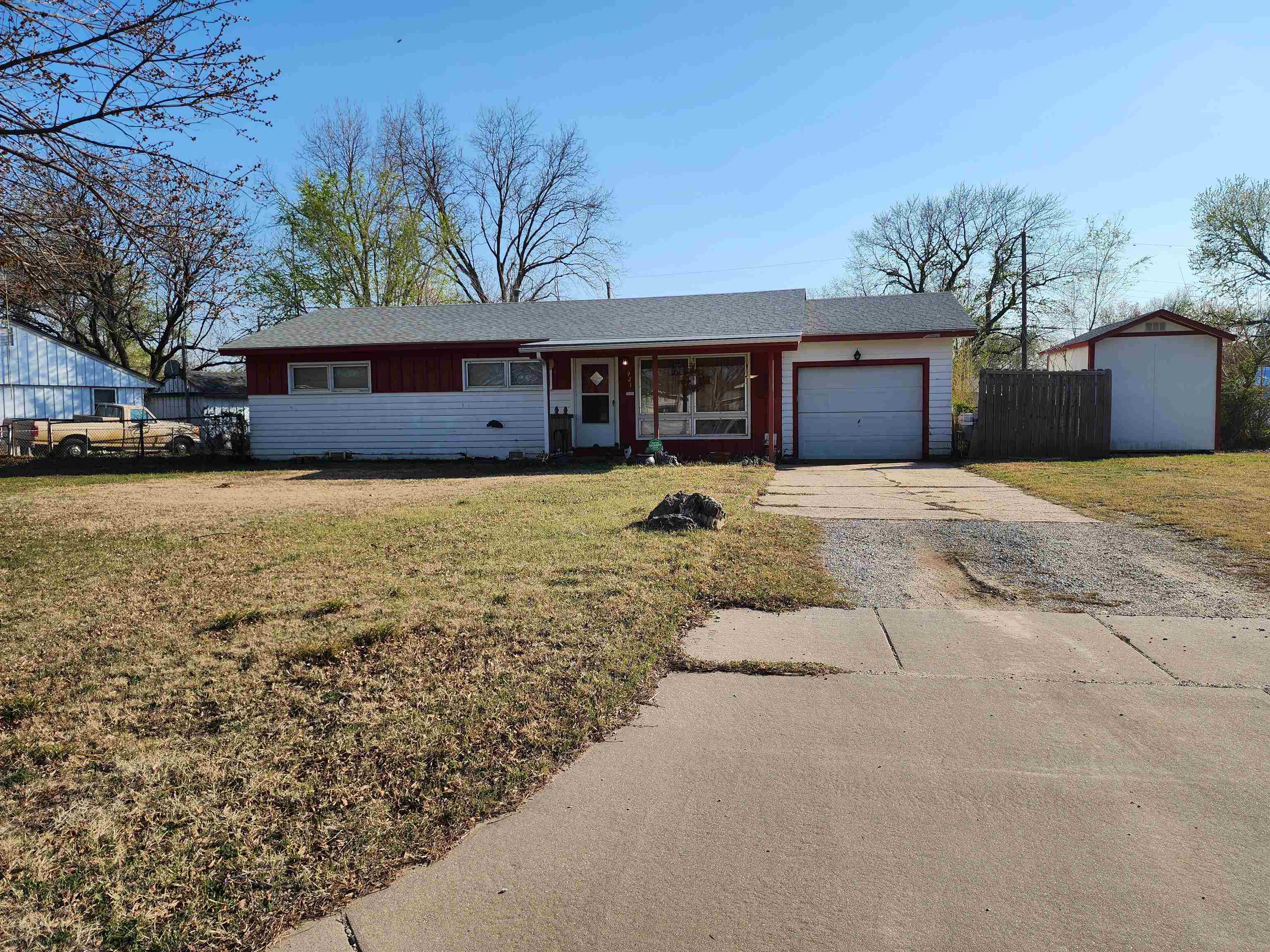 921 W Lockwood St Property Photo