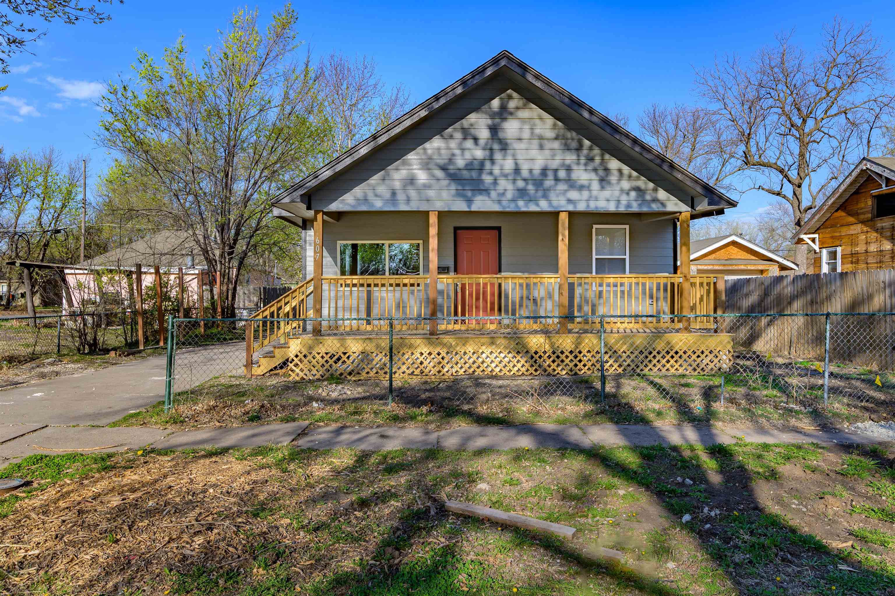 607 N Spruce St Property Photo
