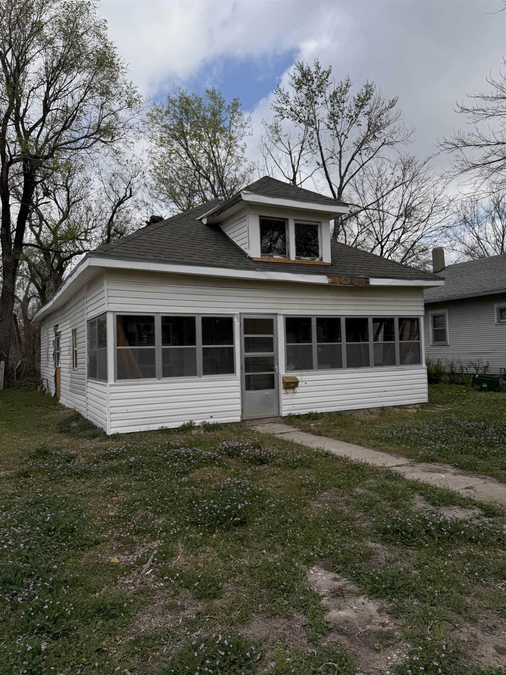 724 E 1st Ave Property Photo