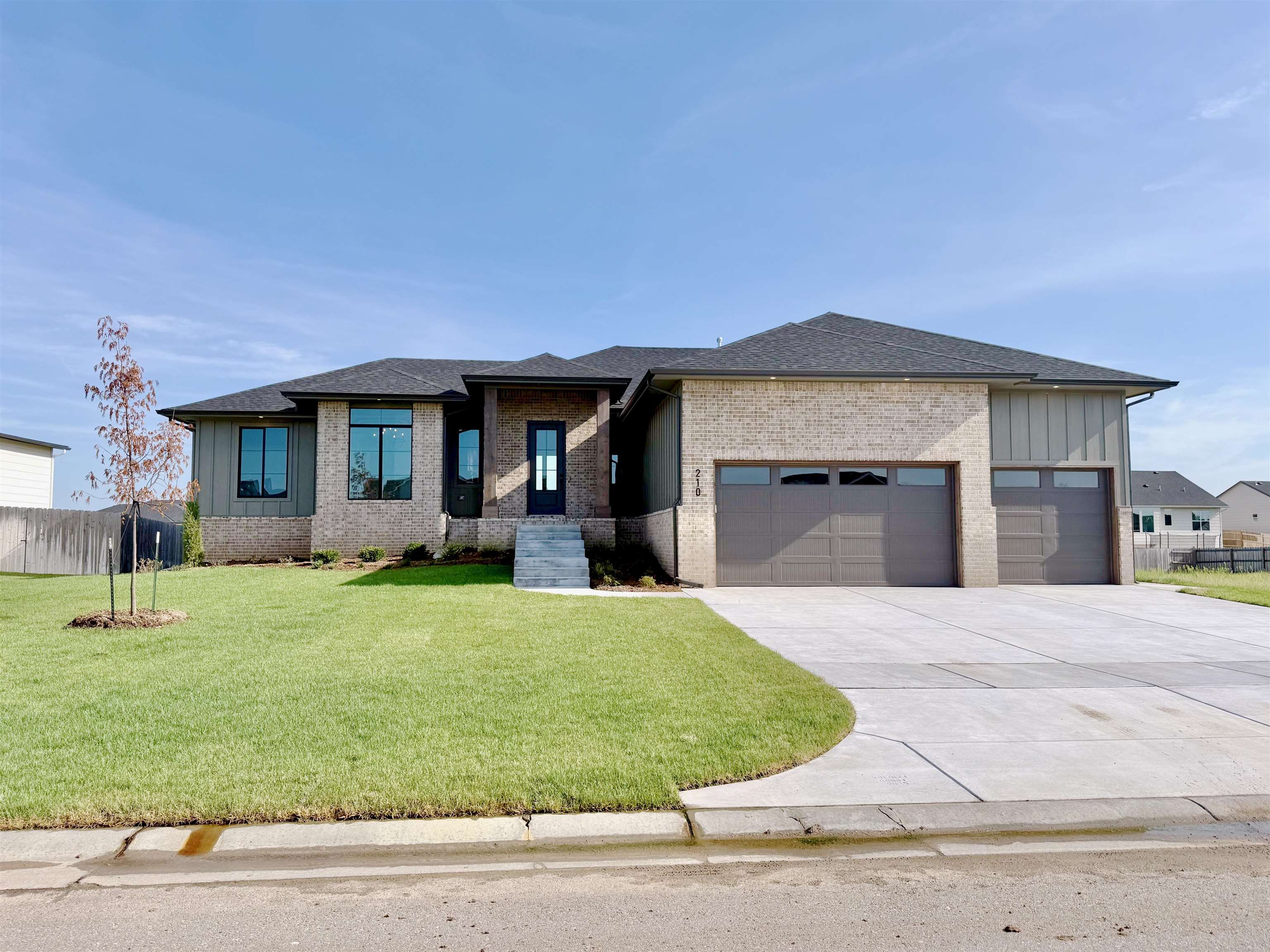 210 S Wellcrest Ct. Property Photo 1