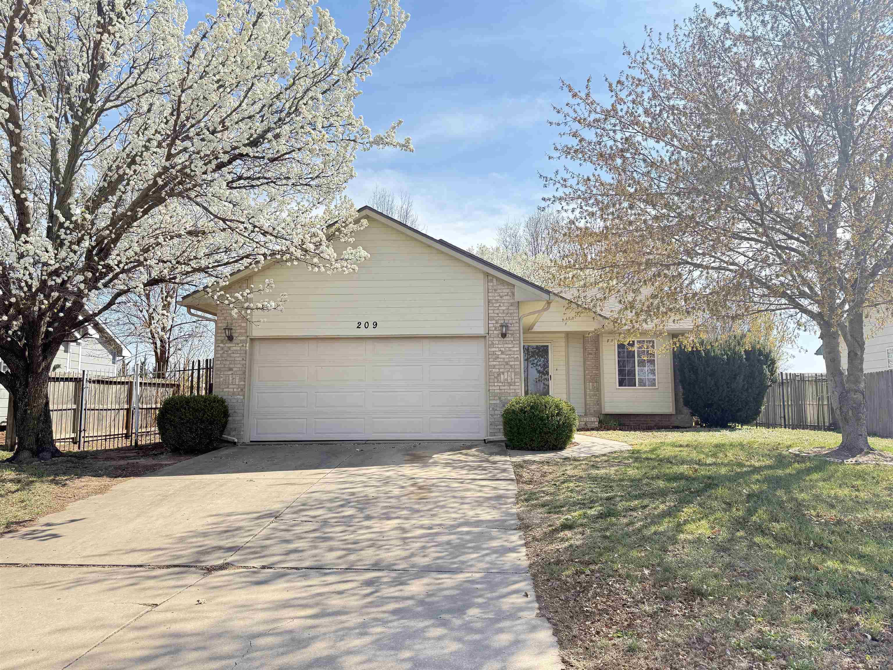 209 W Tall Tree Rd Property Photo