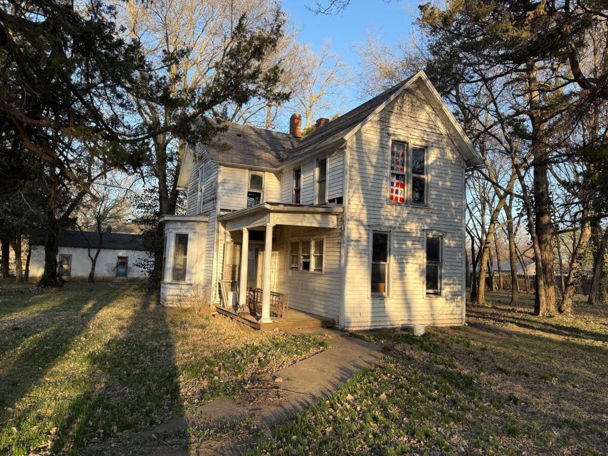 101 W Maple St Property Photo