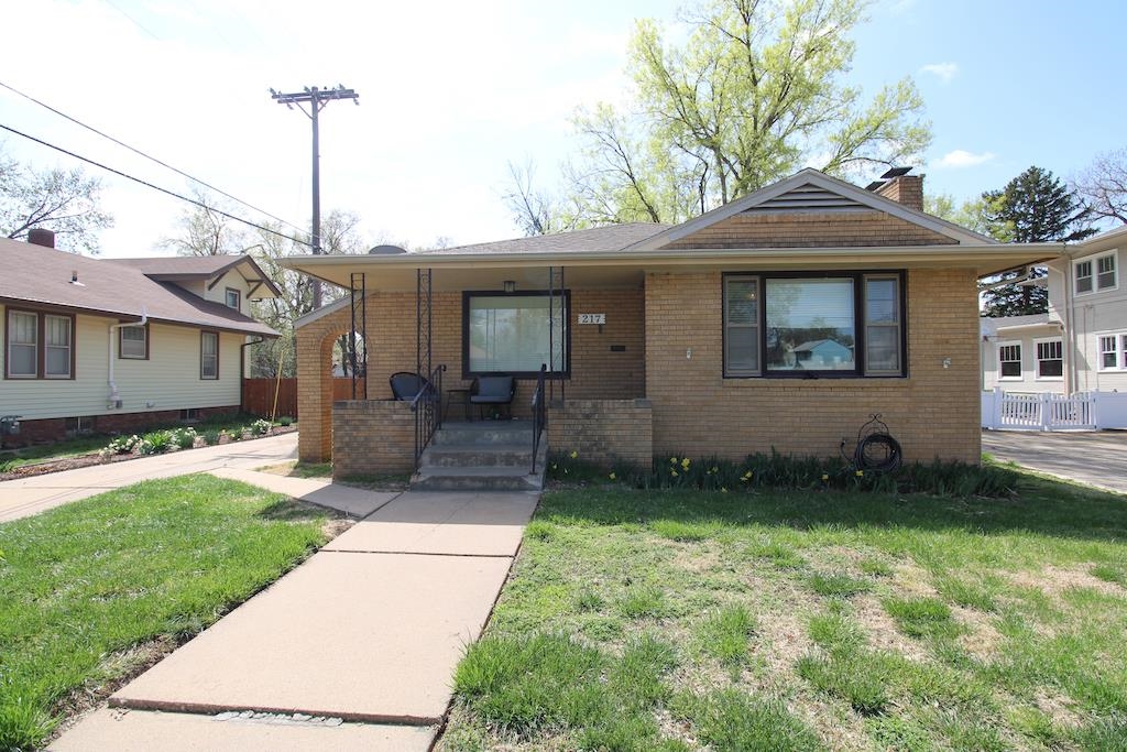 217 W Bond St Property Photo