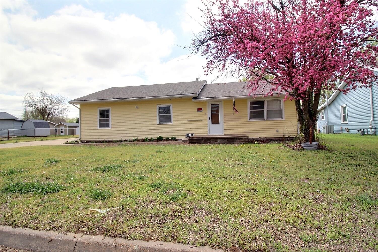 1201 W Oklahoma Ave Property Photo 1