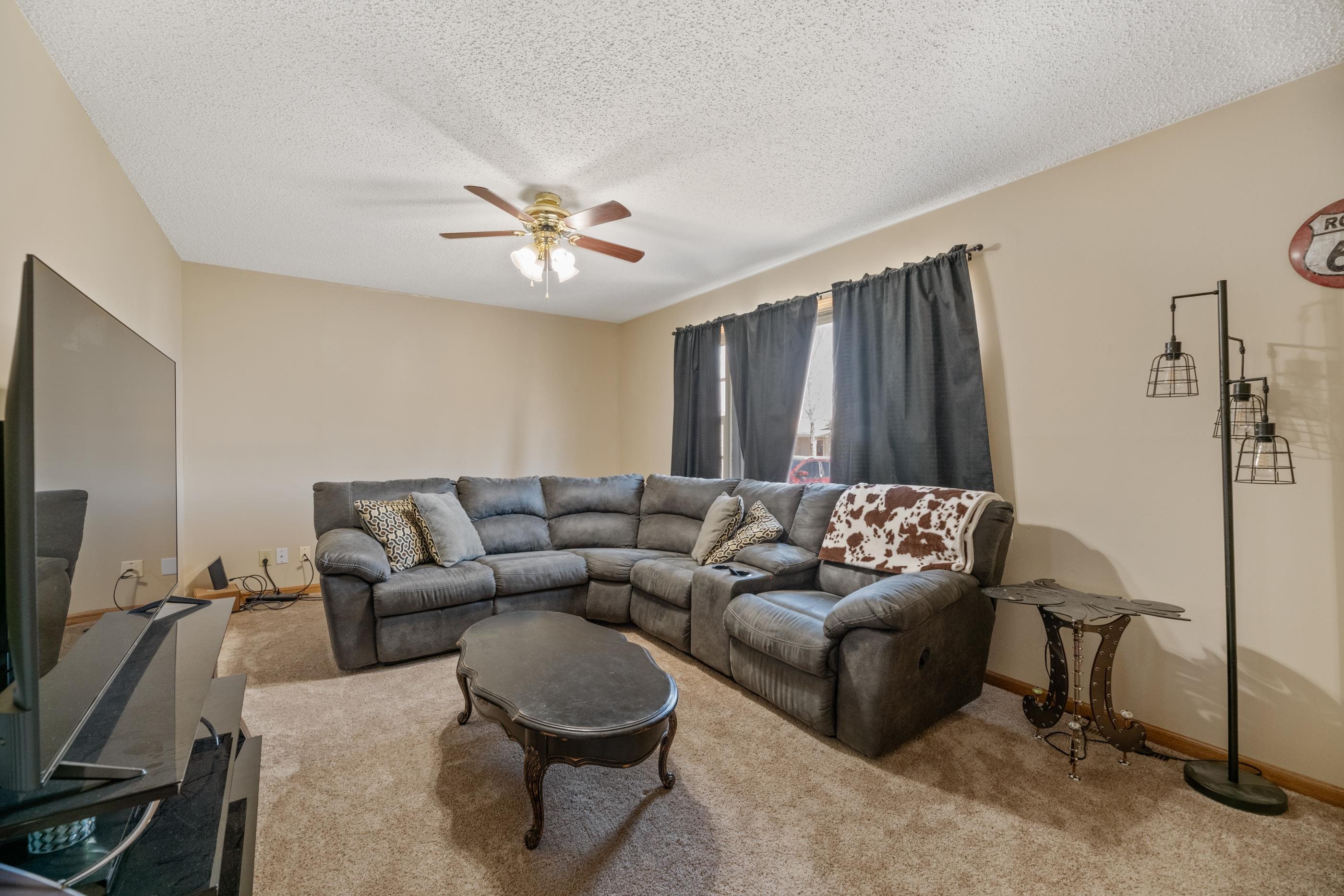 323 Jonathan St Property Photo 4