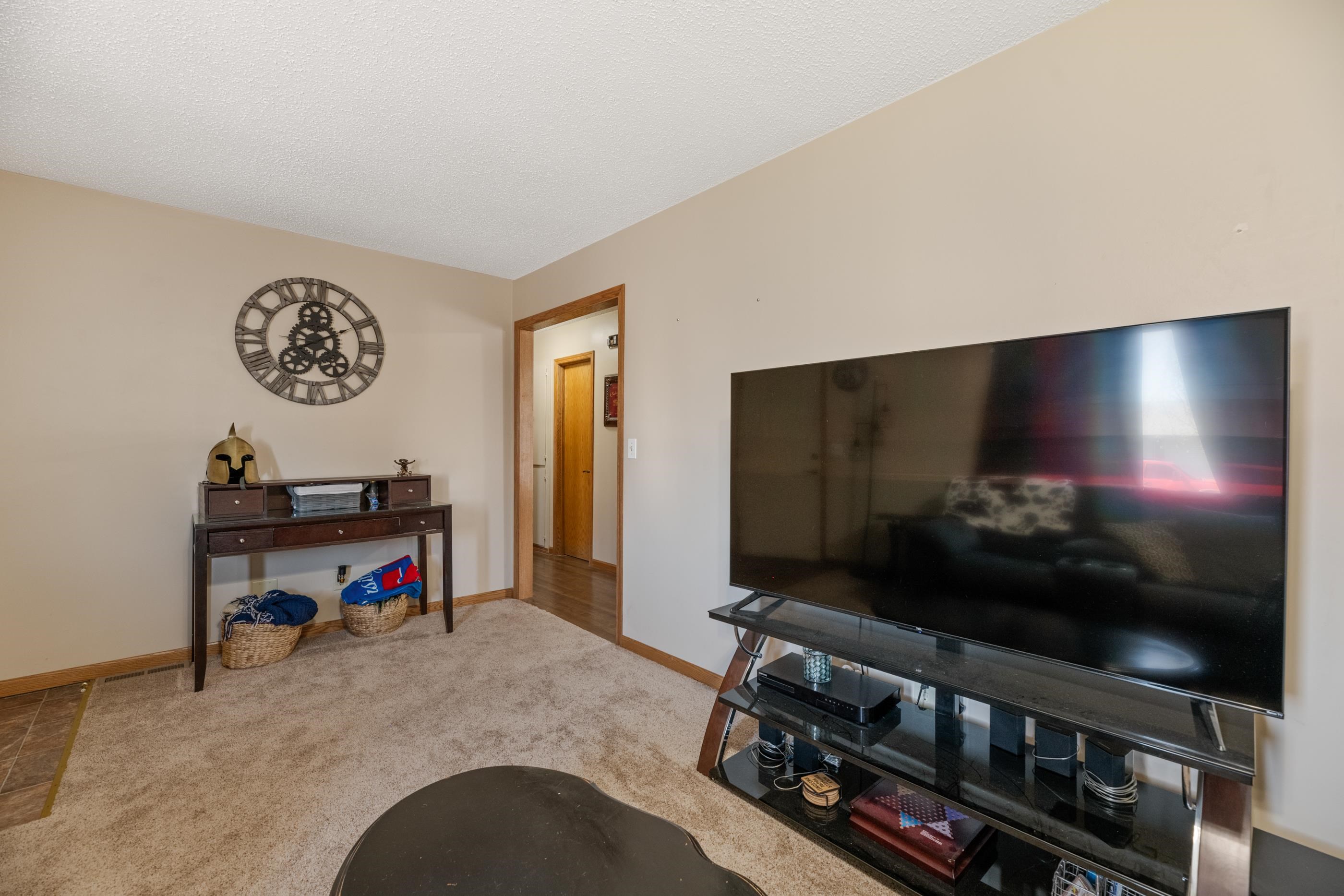 323 Jonathan St Property Photo 5