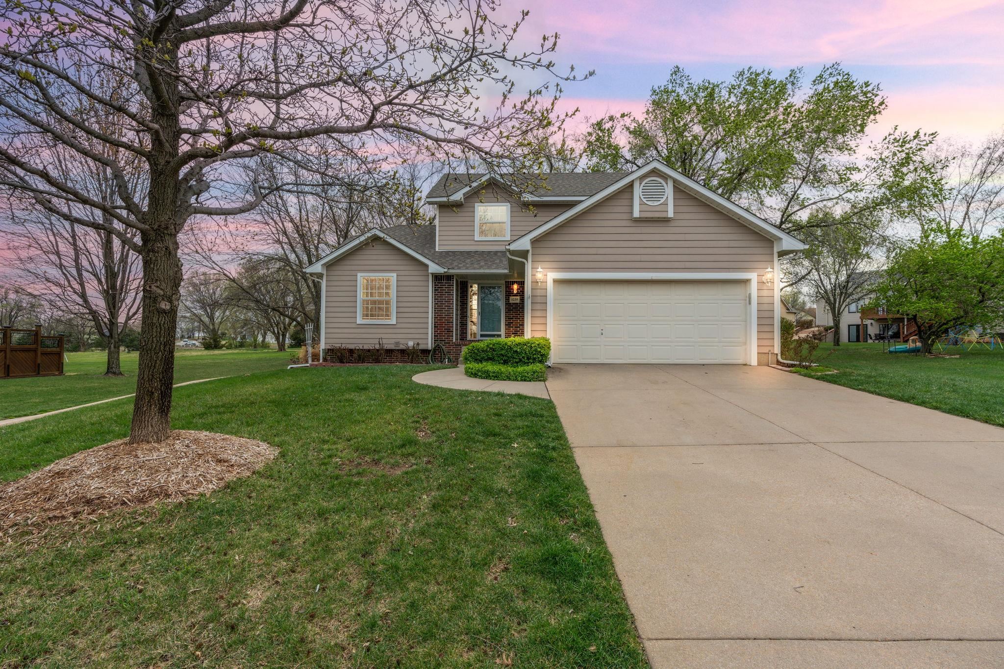 1235 Glenview Dr Property Photo