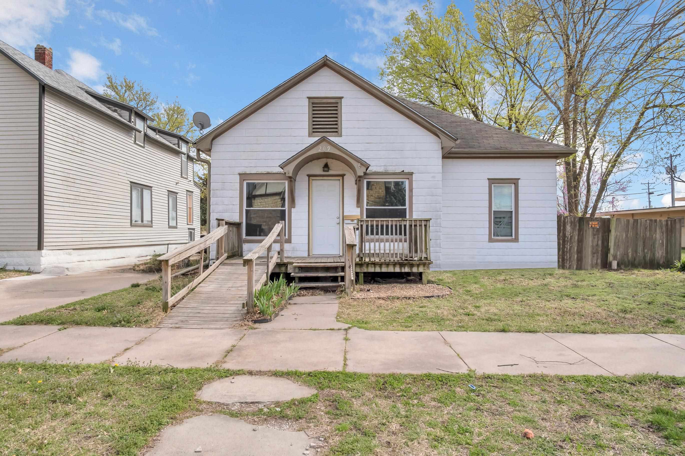 209 E 4th St Property Photo