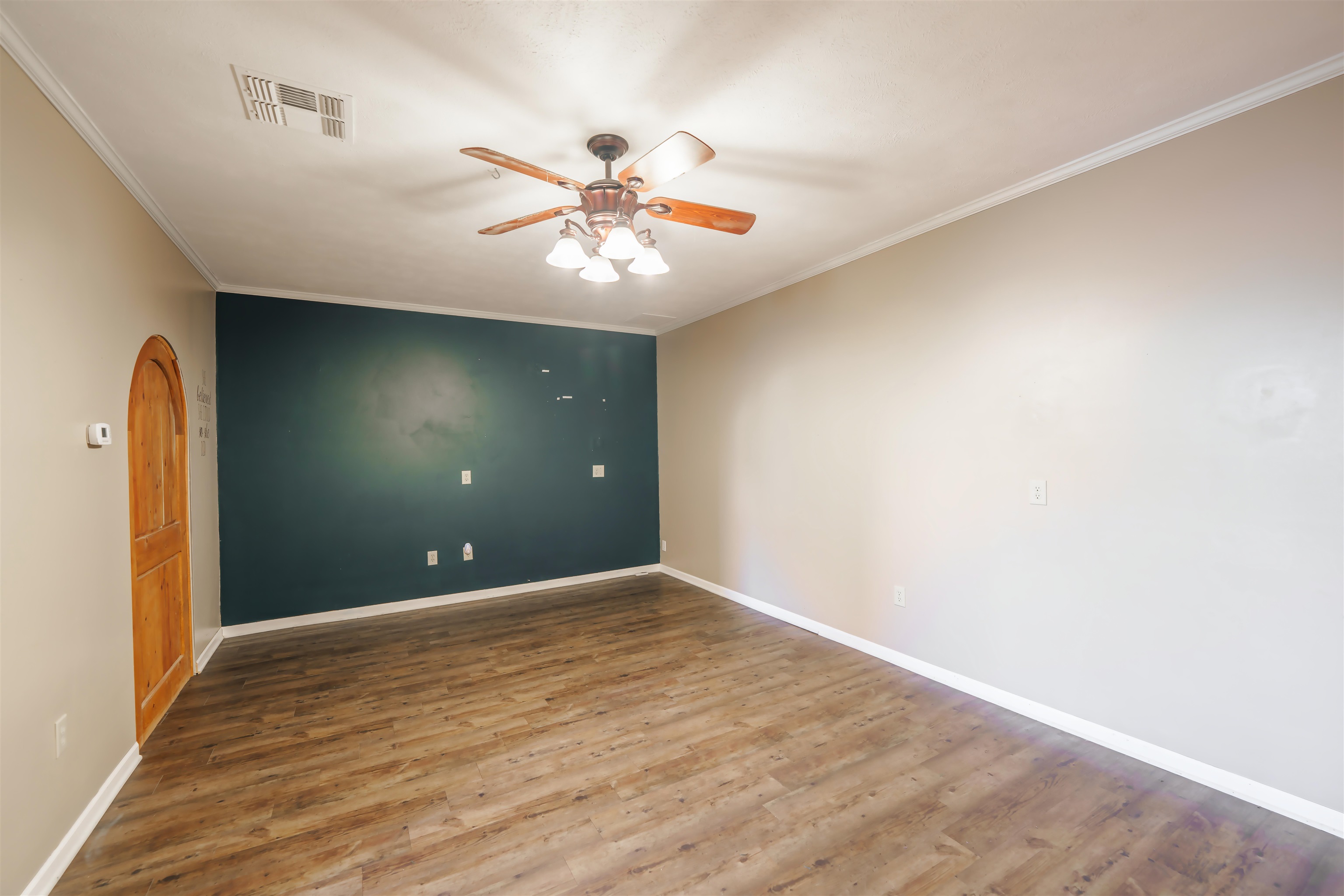 1005 W South St Property Photo 9
