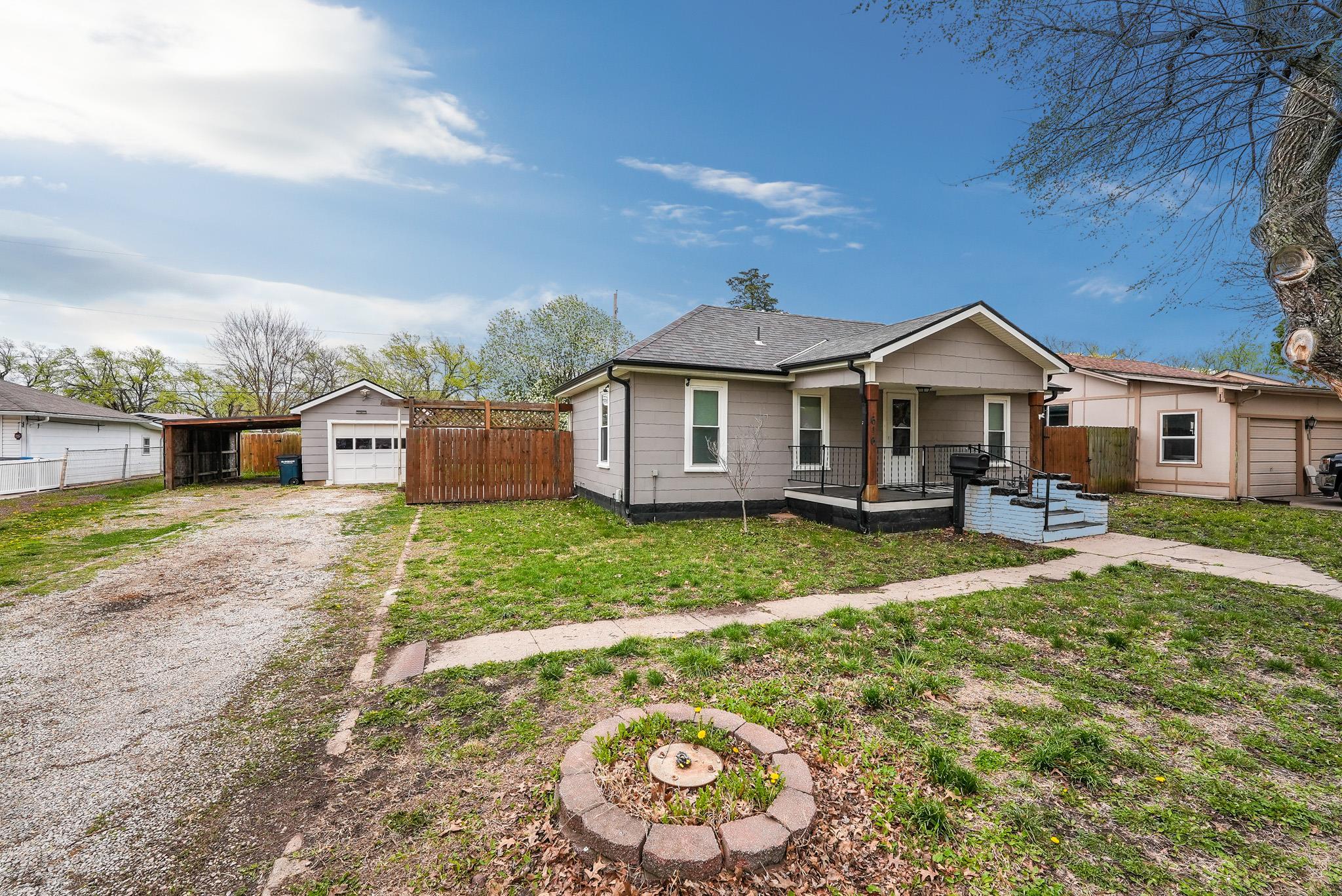616 N Summit St Property Photo