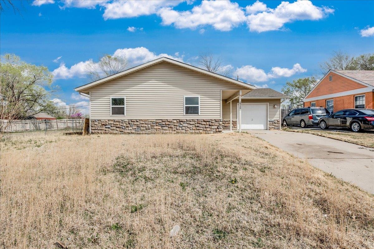 2930 E Maplewood Dr Property Photo