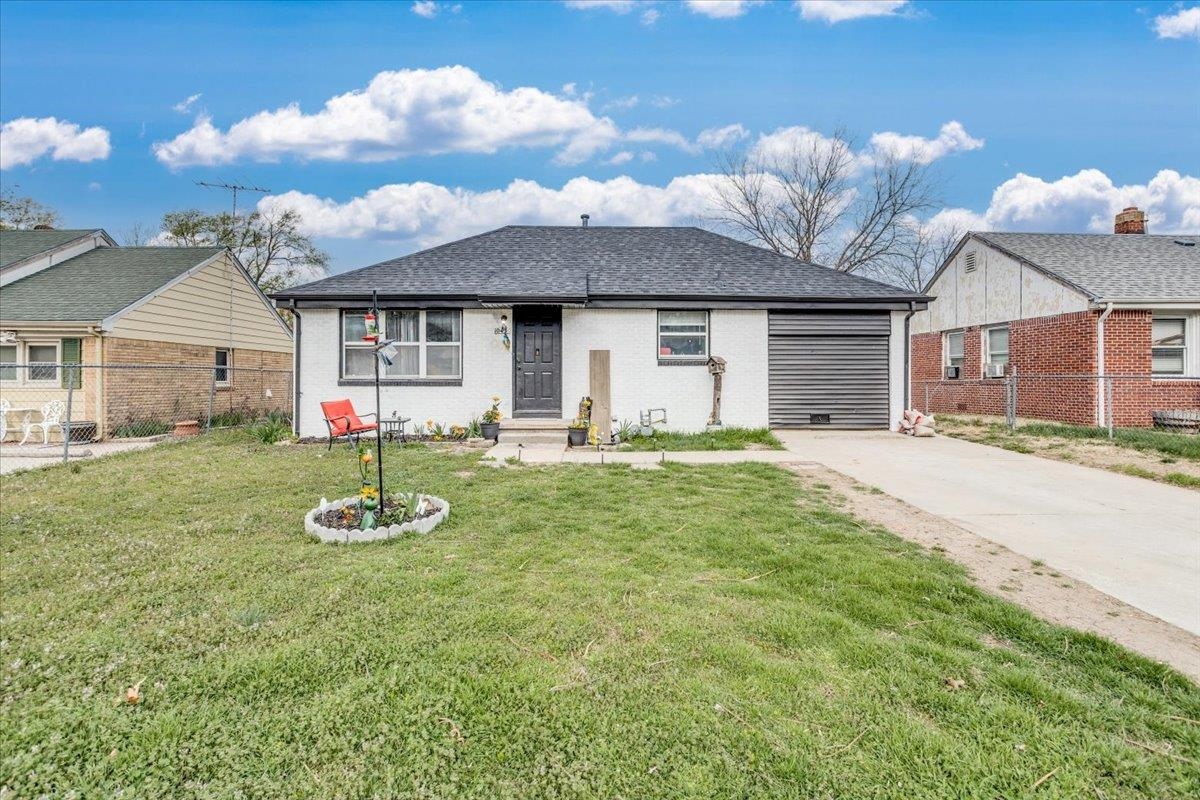 1043 N Volutsia Property Photo