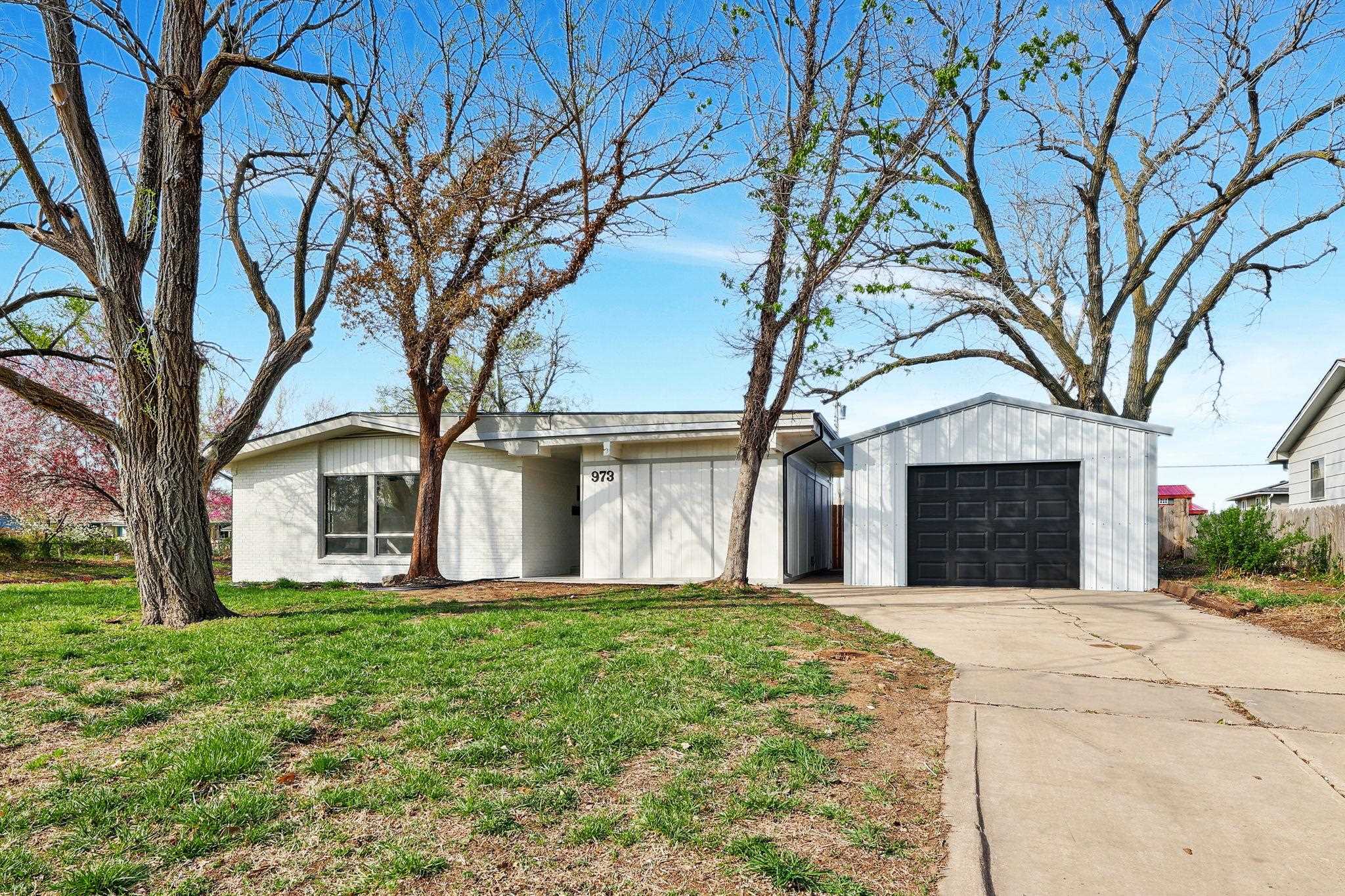 973 N Brownthrush Ln Property Photo
