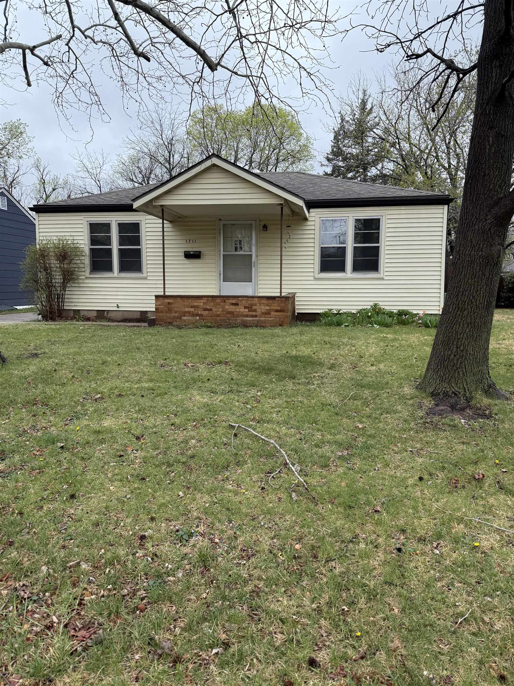 1711 N Robbins Property Photo