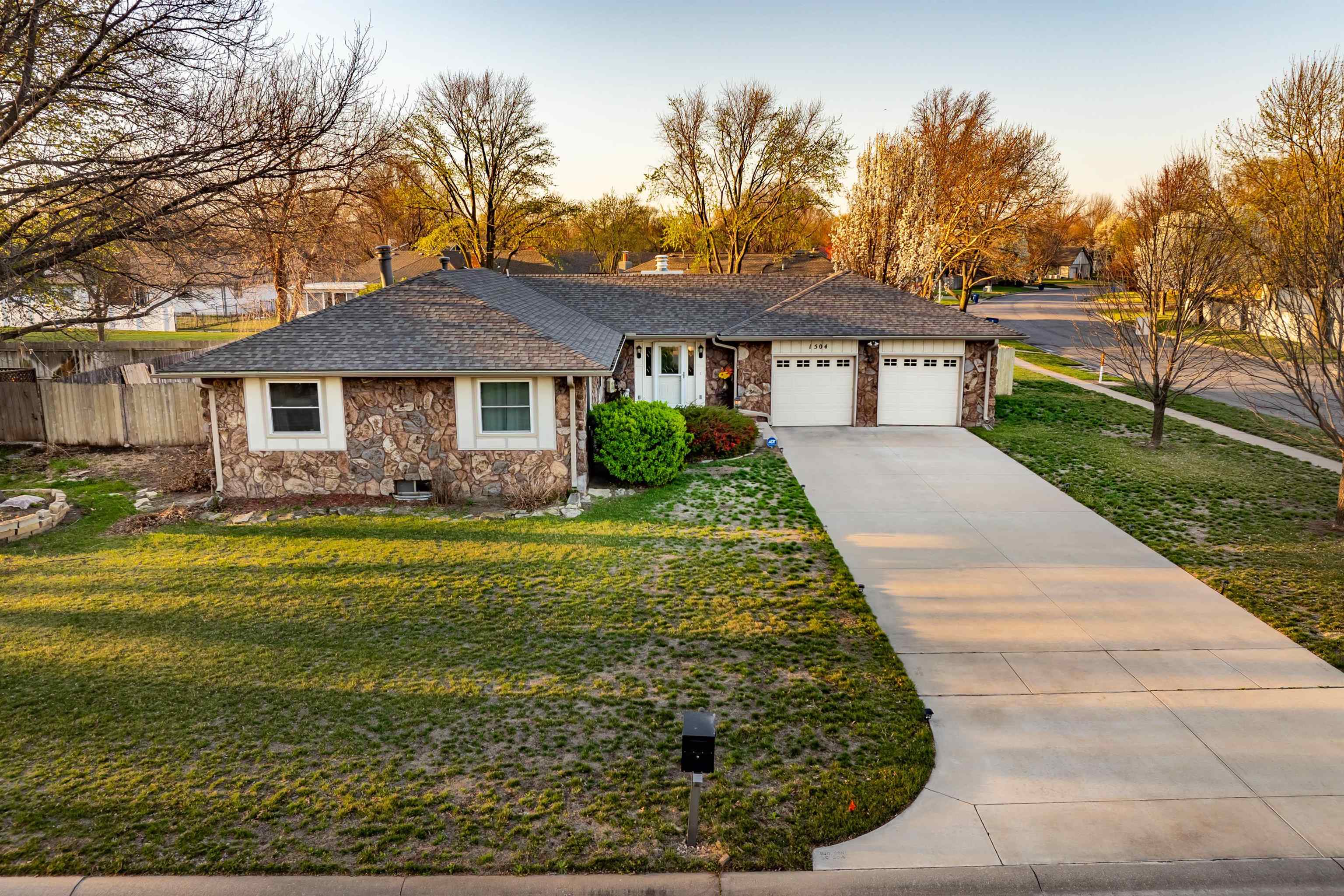1504 N Amarado St Property Photo 4